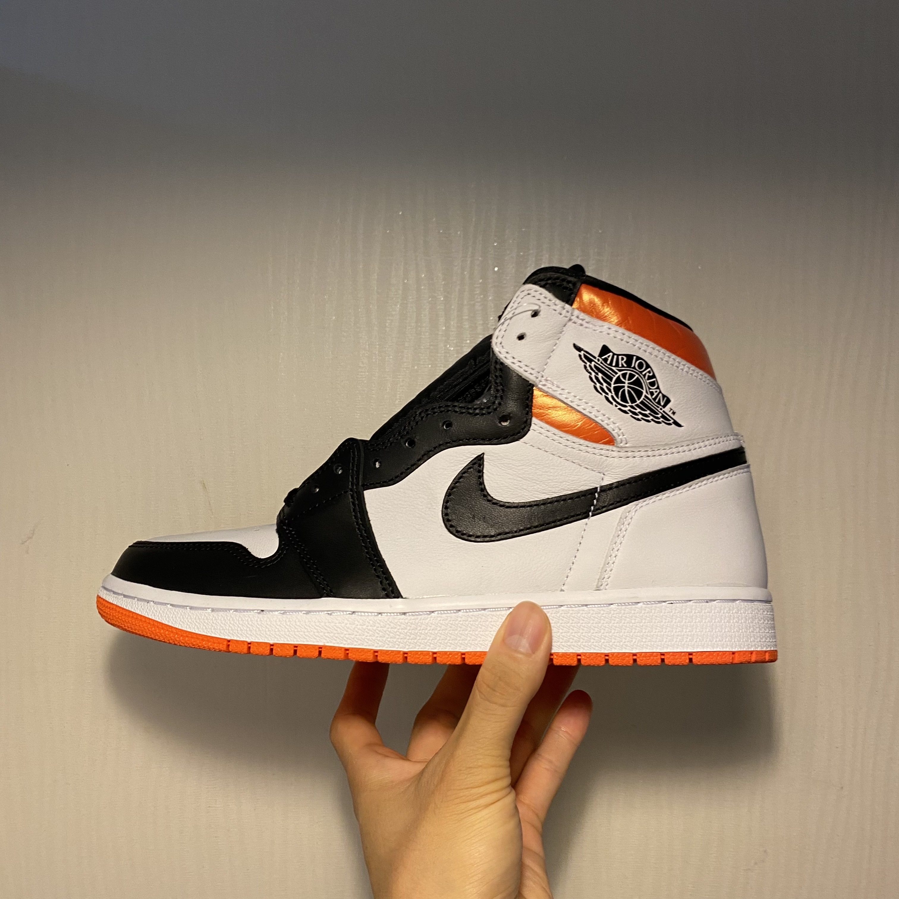 Jordan 1 Retro High OG Electro Orange 착용 스타일 - 4
