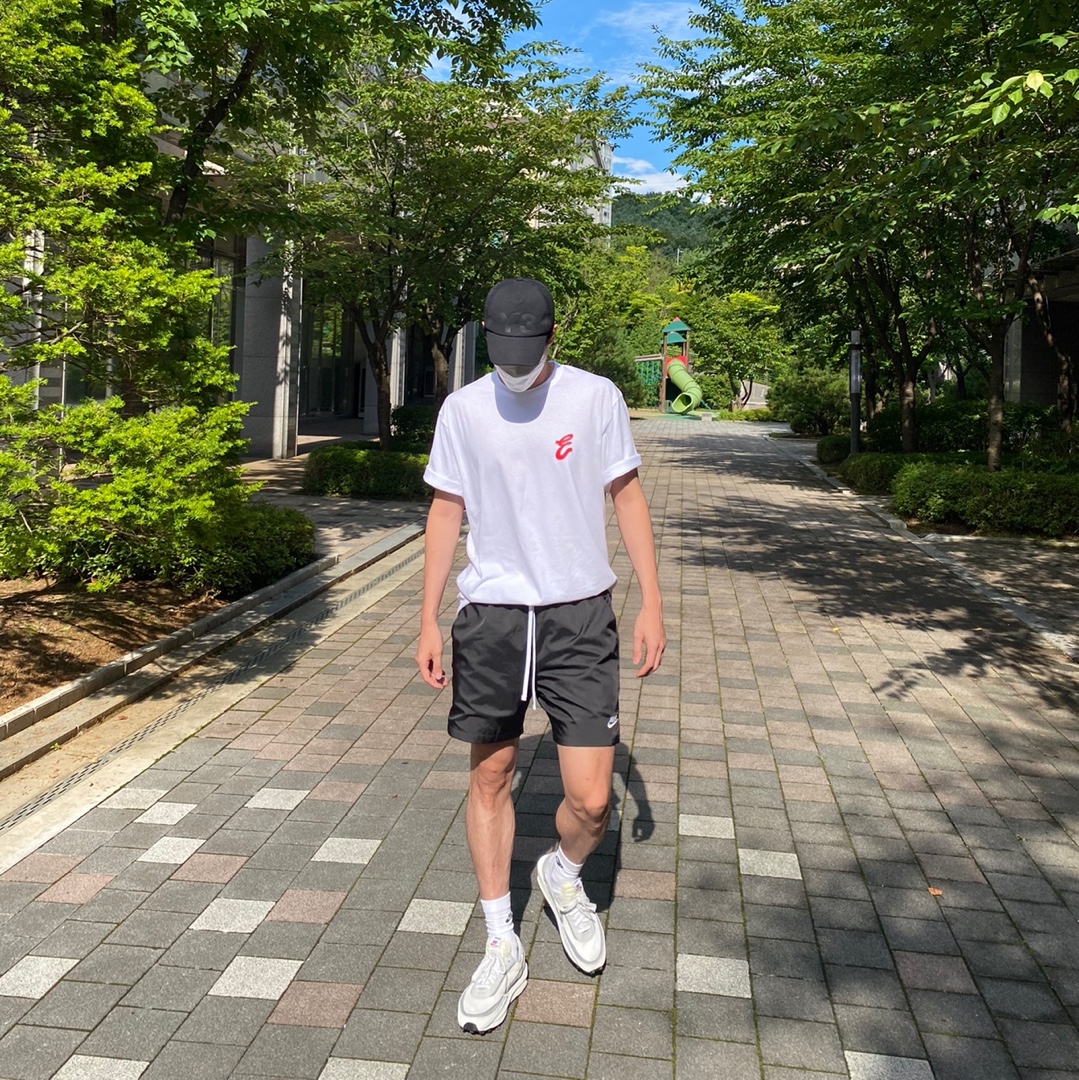 Nike x Sacai LDWaffle Summit White 착용 스타일 - 2