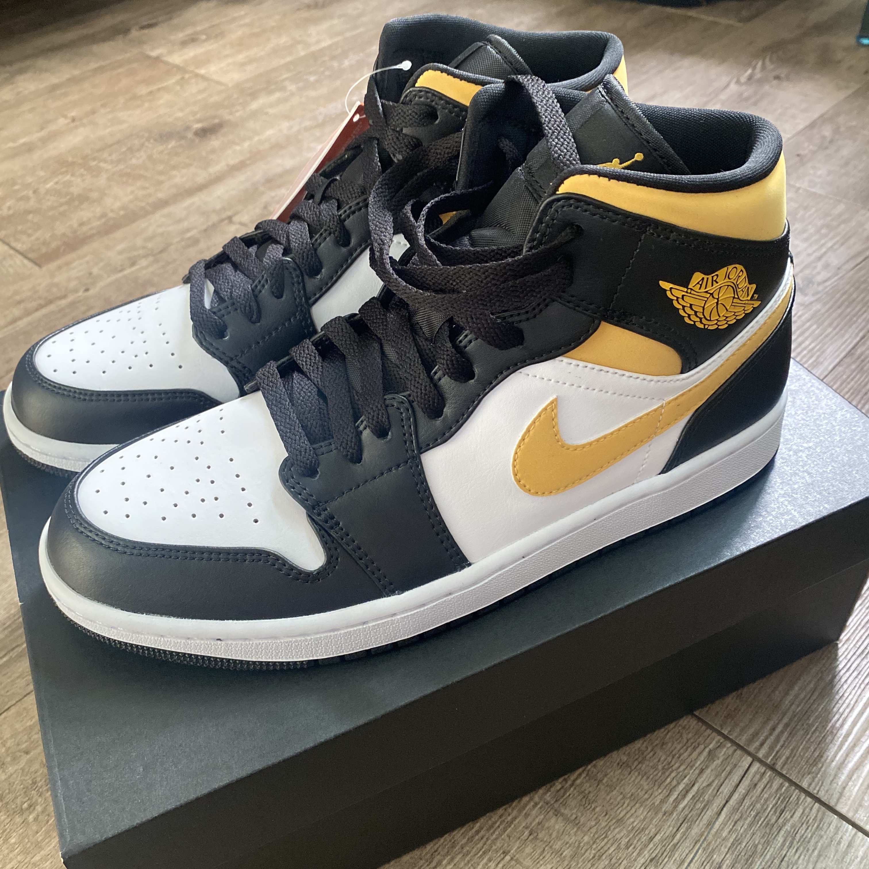 Jordan 1 Mid Pollen 착용 스타일