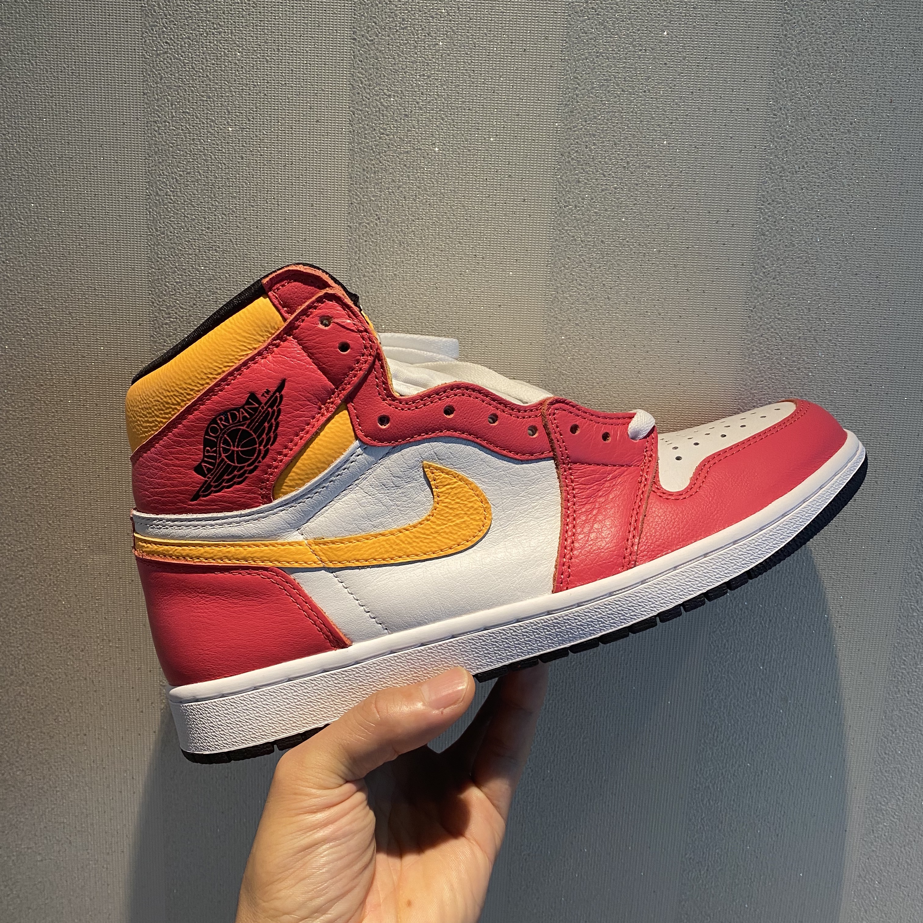 (GS) Jordan 1 Low Light Fusion Red, Jordan 1 Retro High OG Light Fusion Red 착용 스타일 - 1