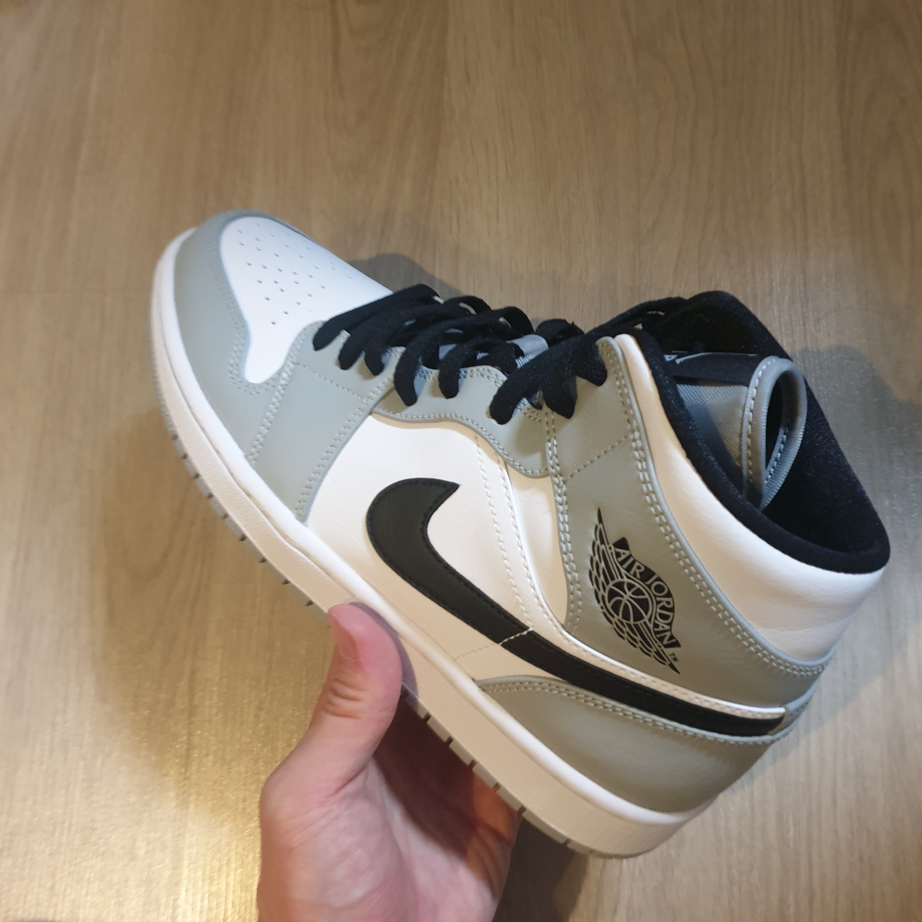 Jordan 1 Mid Light Smoke Grey 착용 스타일 - 2