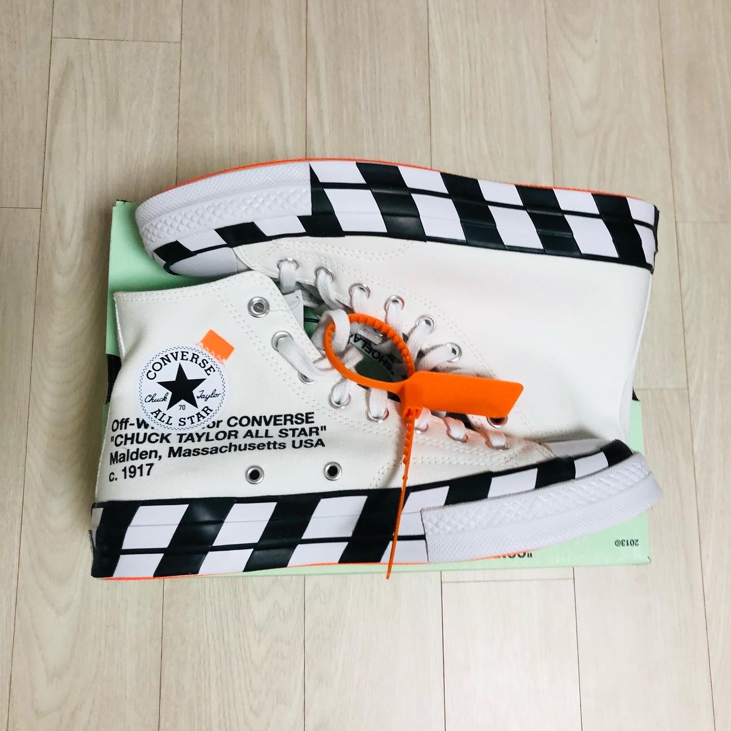 Converse x Off-White Chuck 70 High V2 2021 착용 스타일 - 2