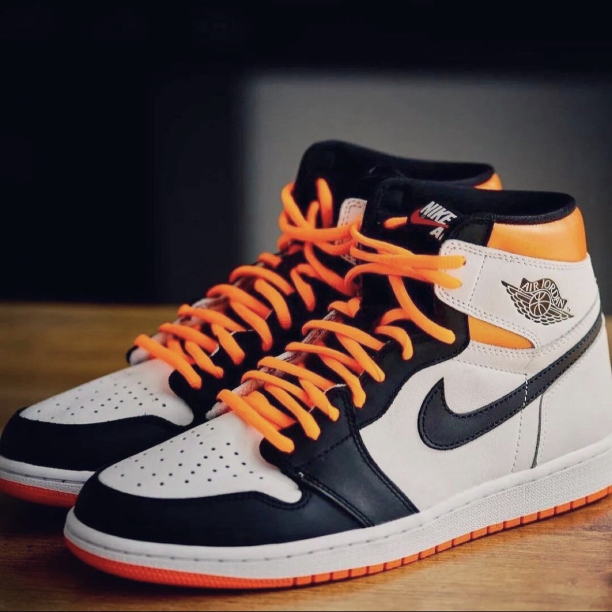 Jordan 1 Retro High OG Electro Orange 착용 스타일 - 5