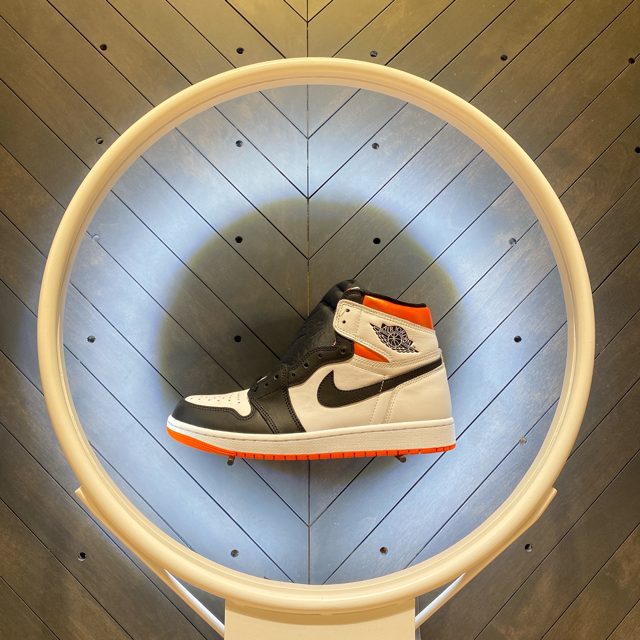 Jordan 1 Retro High OG Electro Orange 착용 스타일 - 1