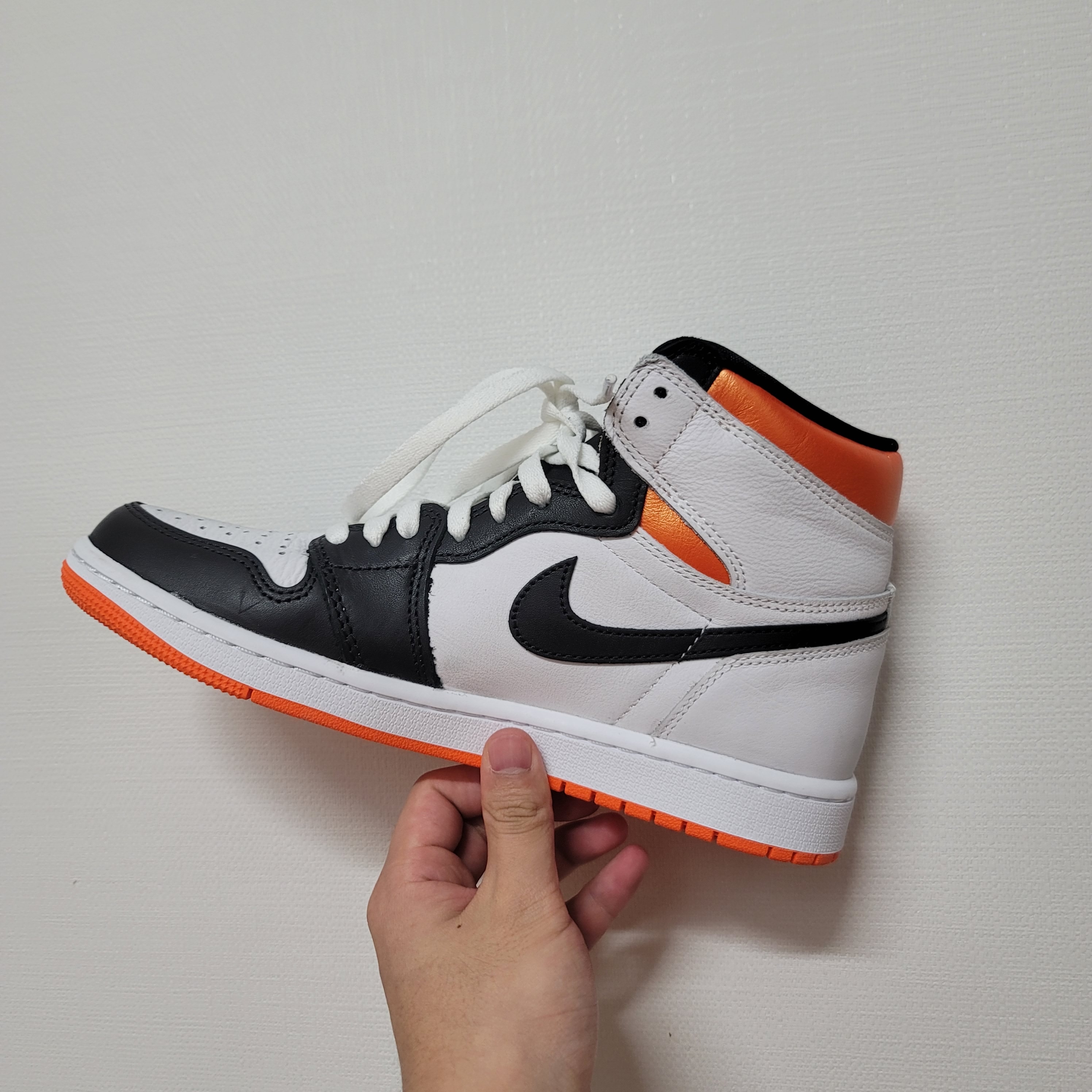 Jordan 1 Retro High OG Electro Orange 착용 스타일