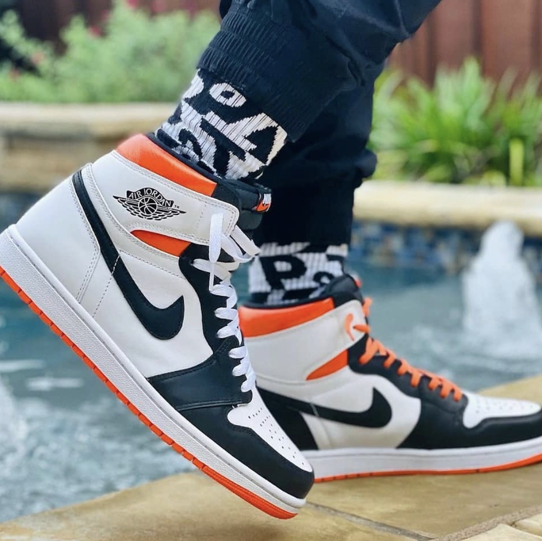 Jordan 1 Retro High OG Electro Orange 착용 스타일 - 2