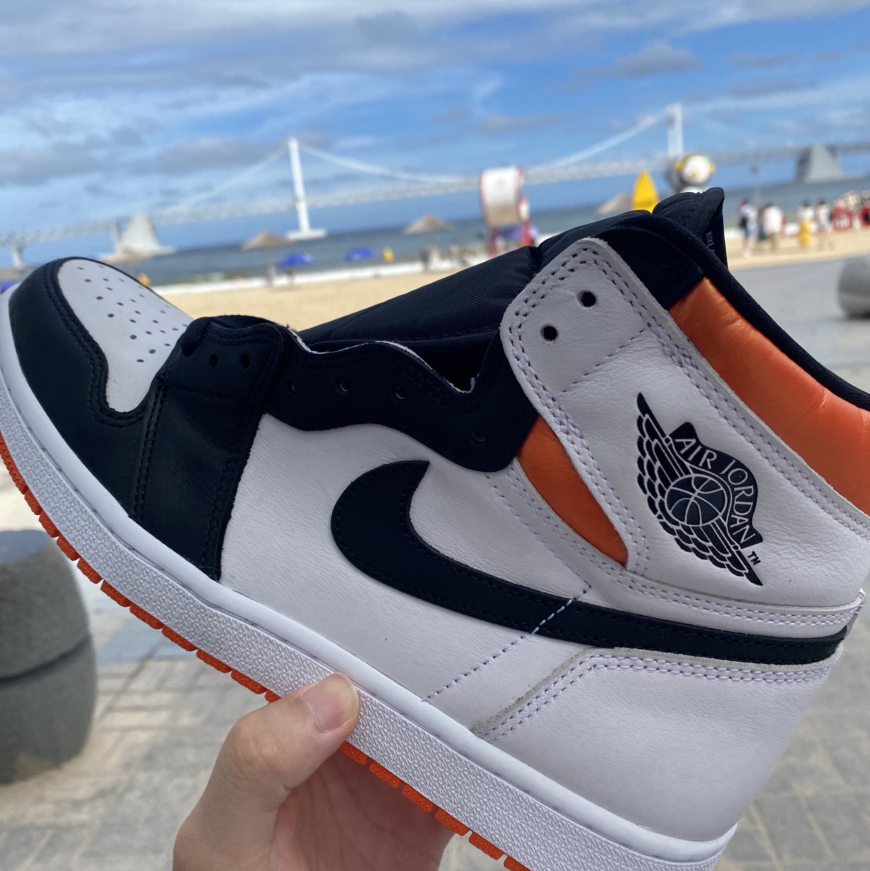 Jordan 1 Retro High OG Electro Orange 착용 스타일