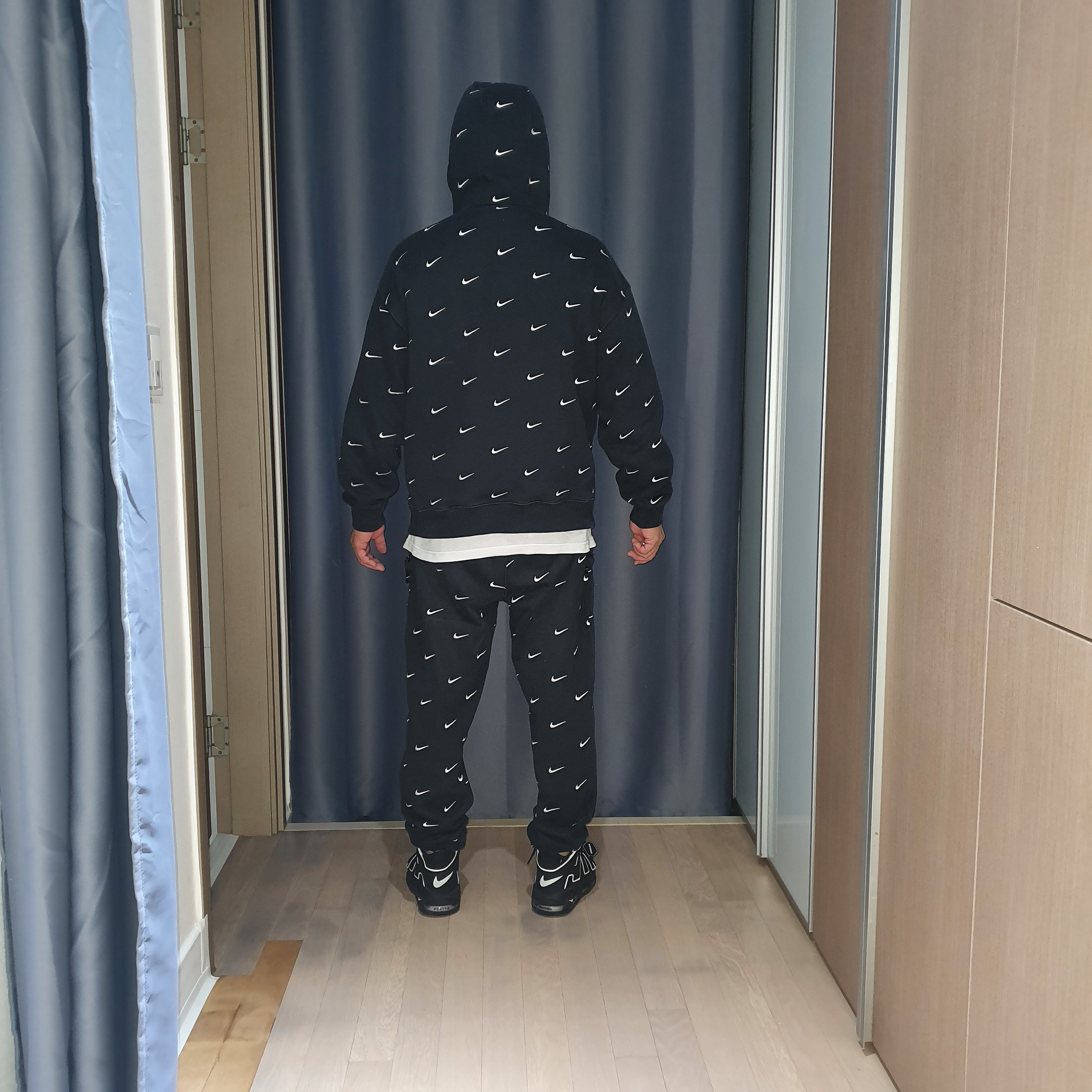 Nike NRG Swoosh Logo Hoodie Black, Nike NRG Swoosh Logo Pants Black 착용 스타일 - 4
