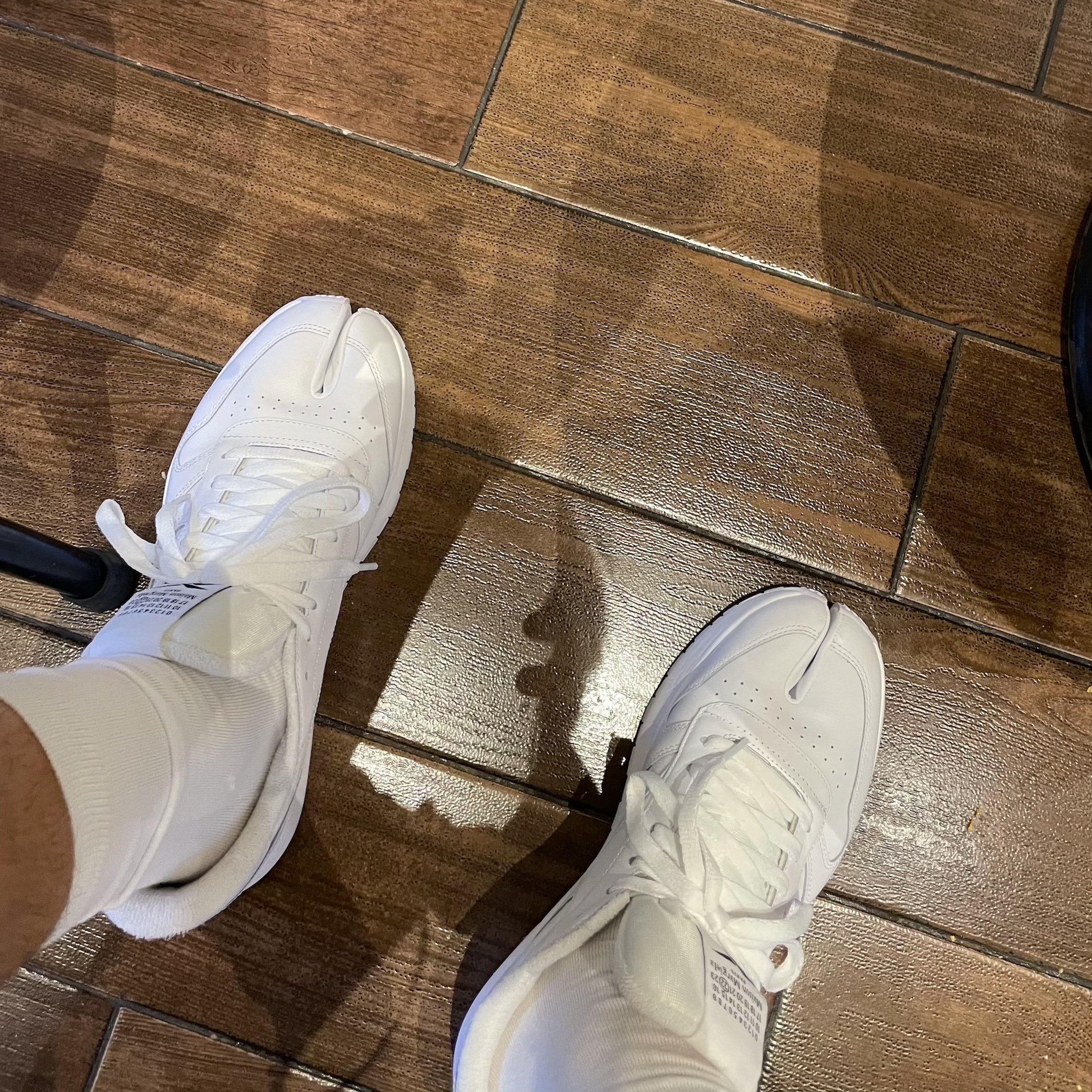 Reebok x Maison Margiela Classic Leather Tabi Shoes White 착용 스타일