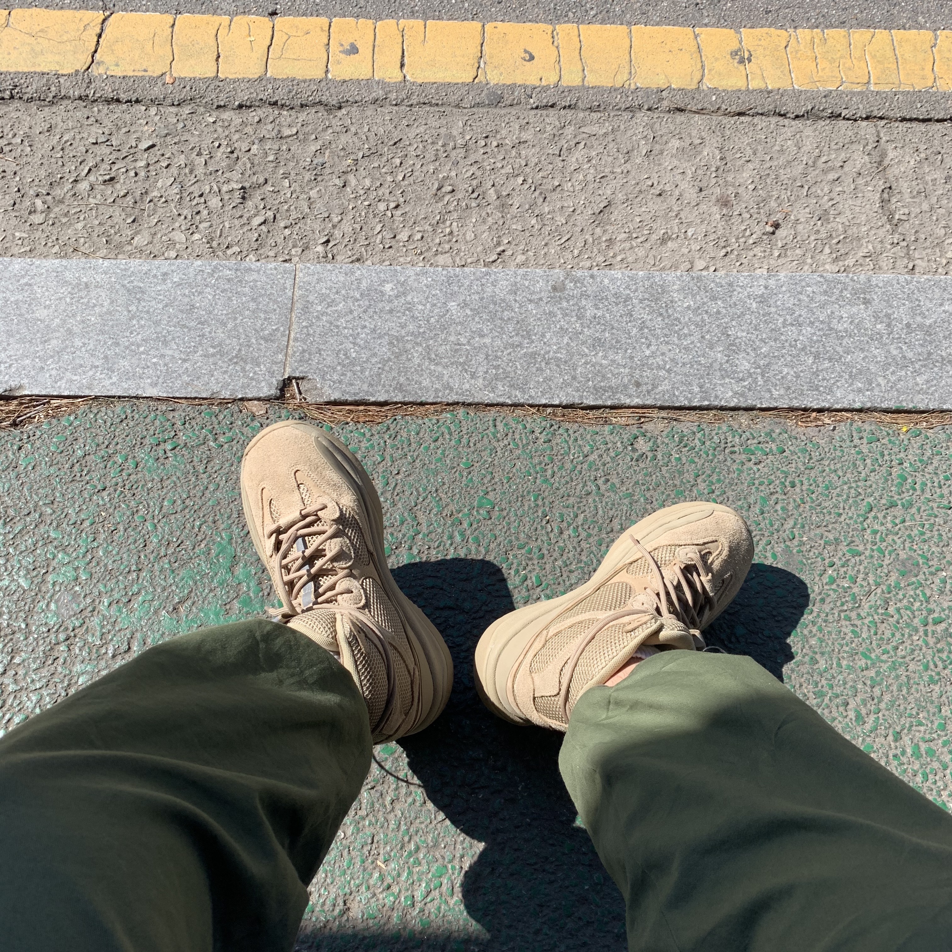 Adidas Yeezy Desert Boot Rock 착용 스타일 - 1