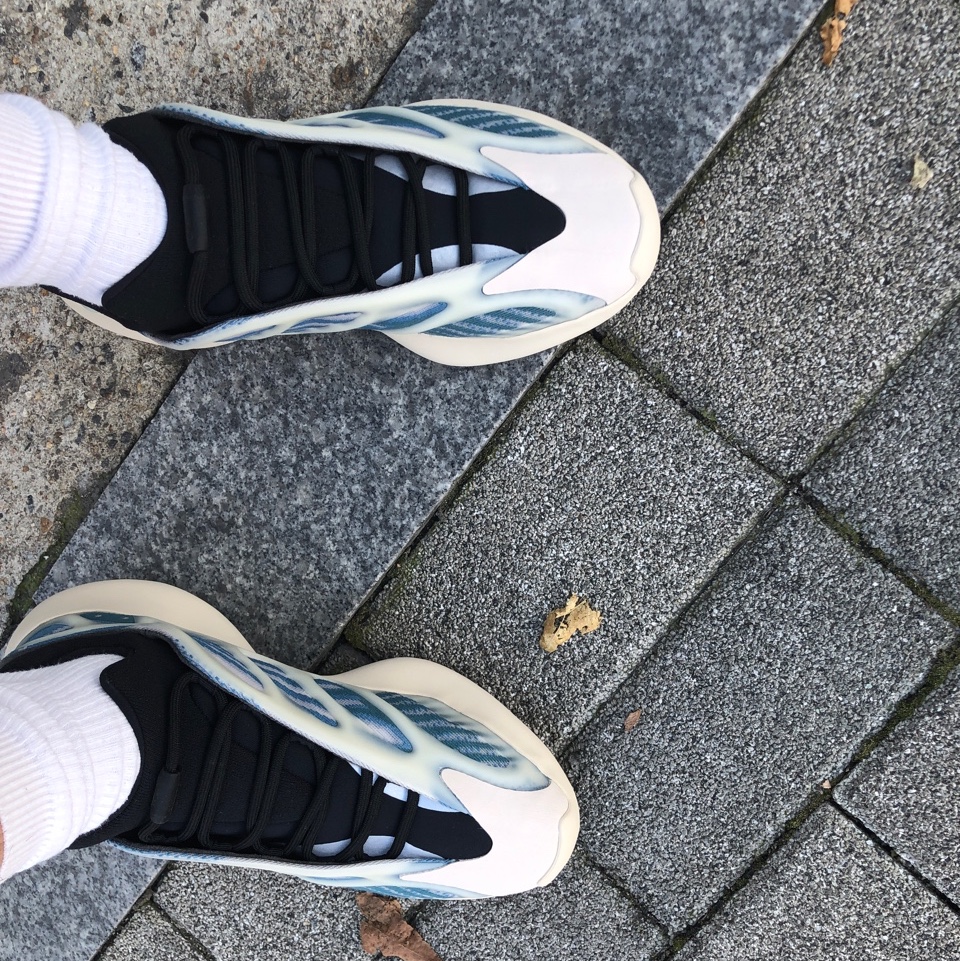 Adidas Yeezy 700 V3 Kyanite 착용 스타일