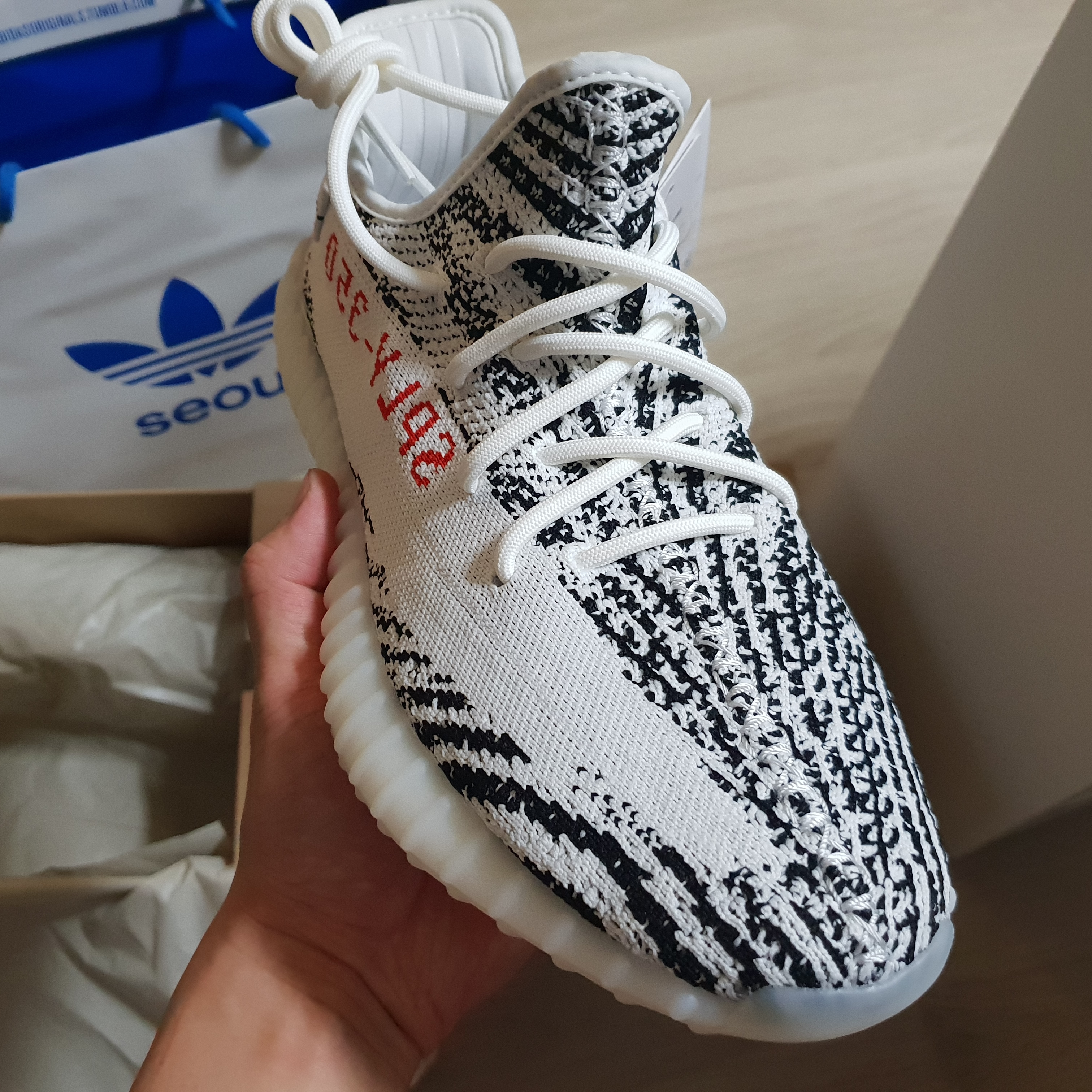 Adidas Yeezy Boost 350 V2 Zebra 2017/2019/2020 착용 스타일 - 1