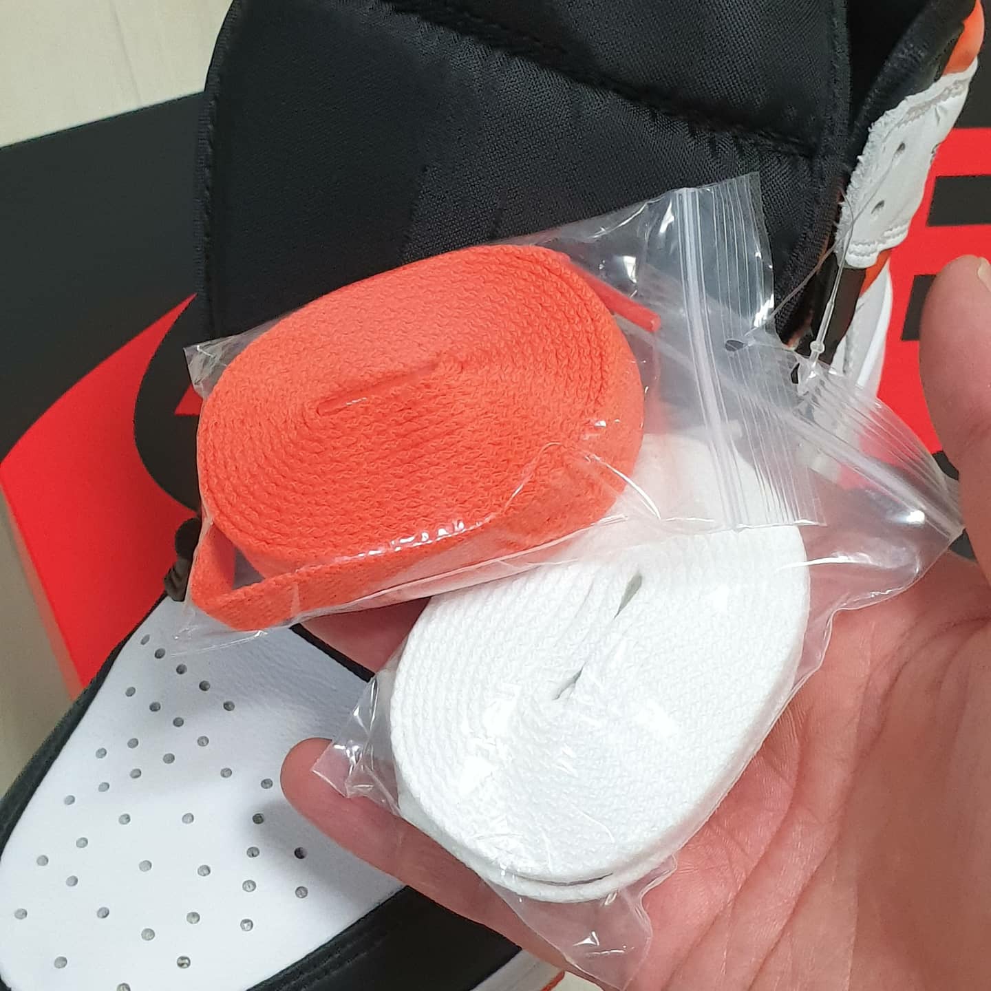 Jordan 1 Retro High OG Electro Orange 착용 스타일 - 4