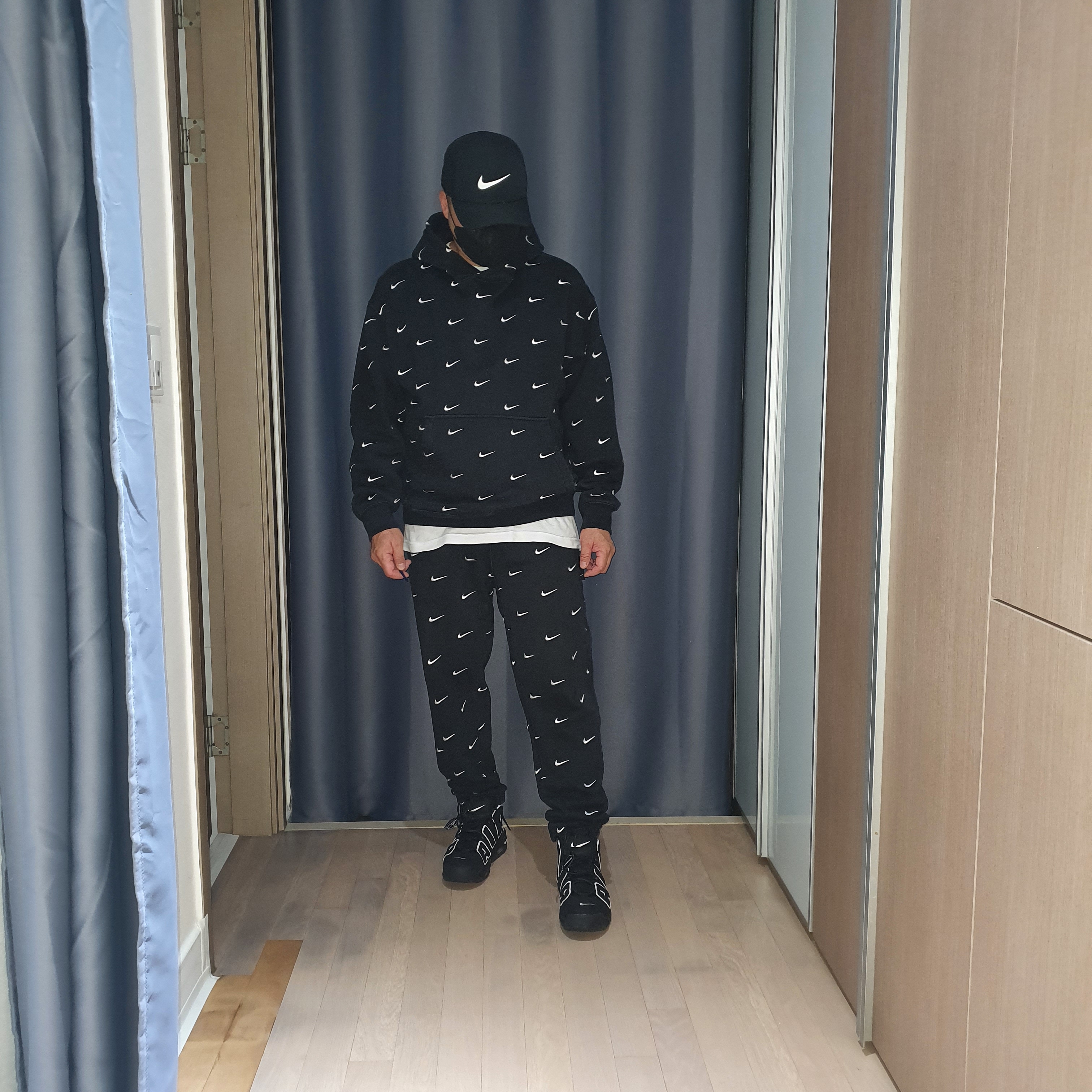 Nike NRG Swoosh Logo Hoodie Black, Nike NRG Swoosh Logo Pants Black 착용 스타일 - 5