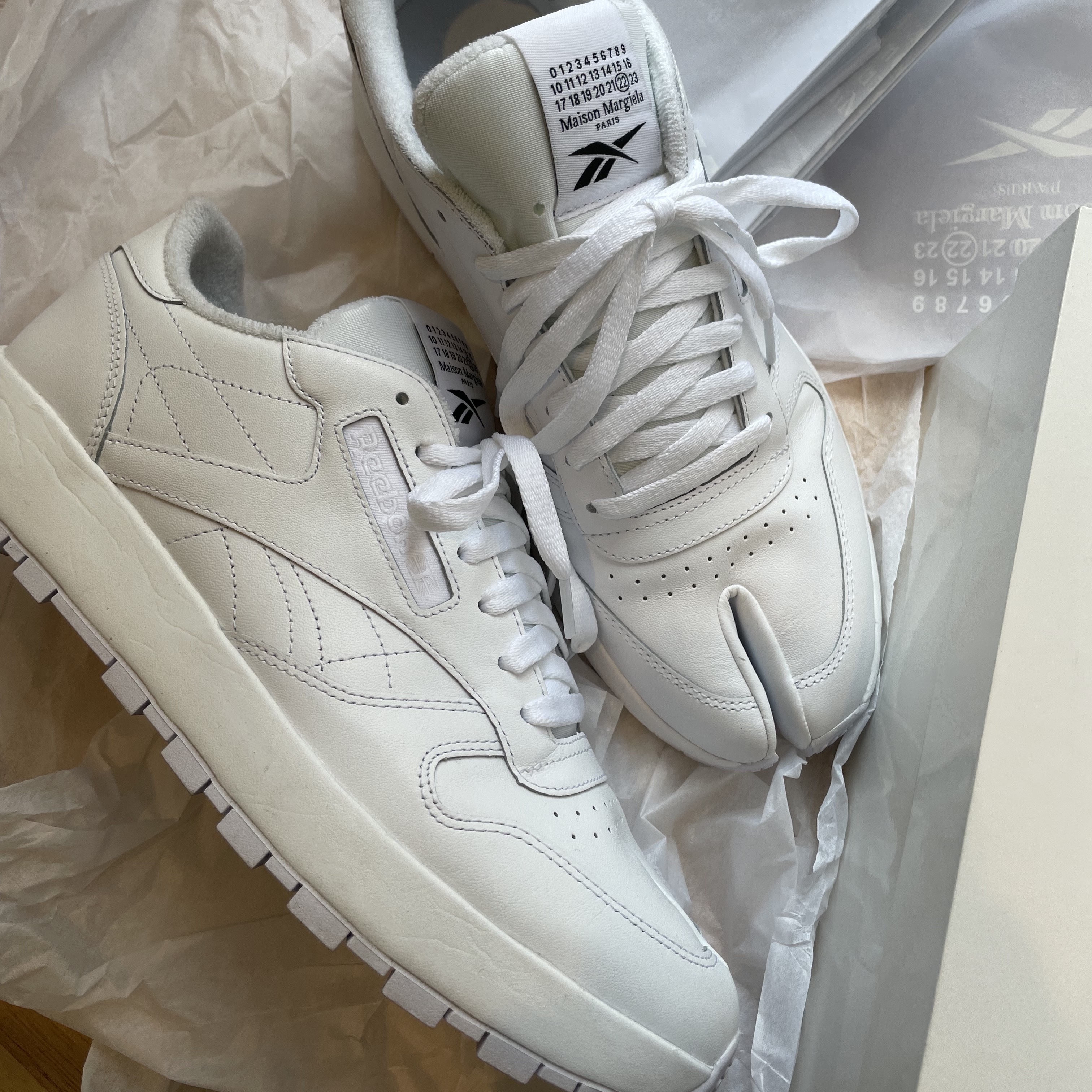 Reebok x Maison Margiela Classic Leather Tabi Shoes White 착용 스타일