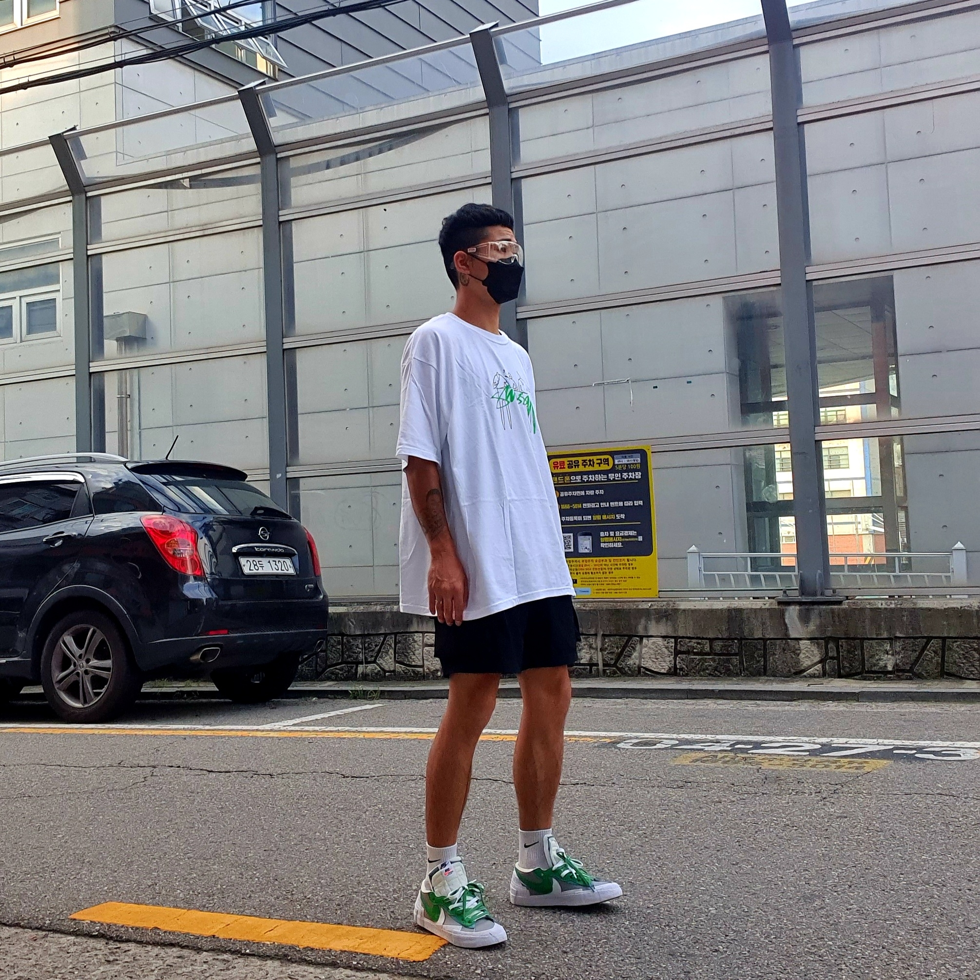 Nike x Sacai Blazer Low Classic Green, Stussy 3 People T-Shirt White 착용 스타일