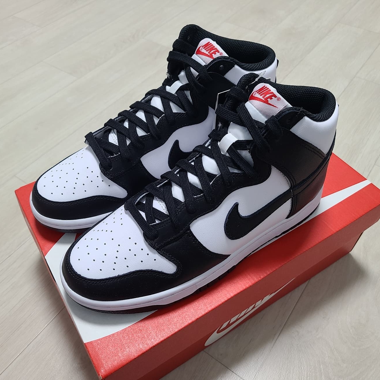 Nike Dunk High Retro Black and White 착용 스타일 - 2