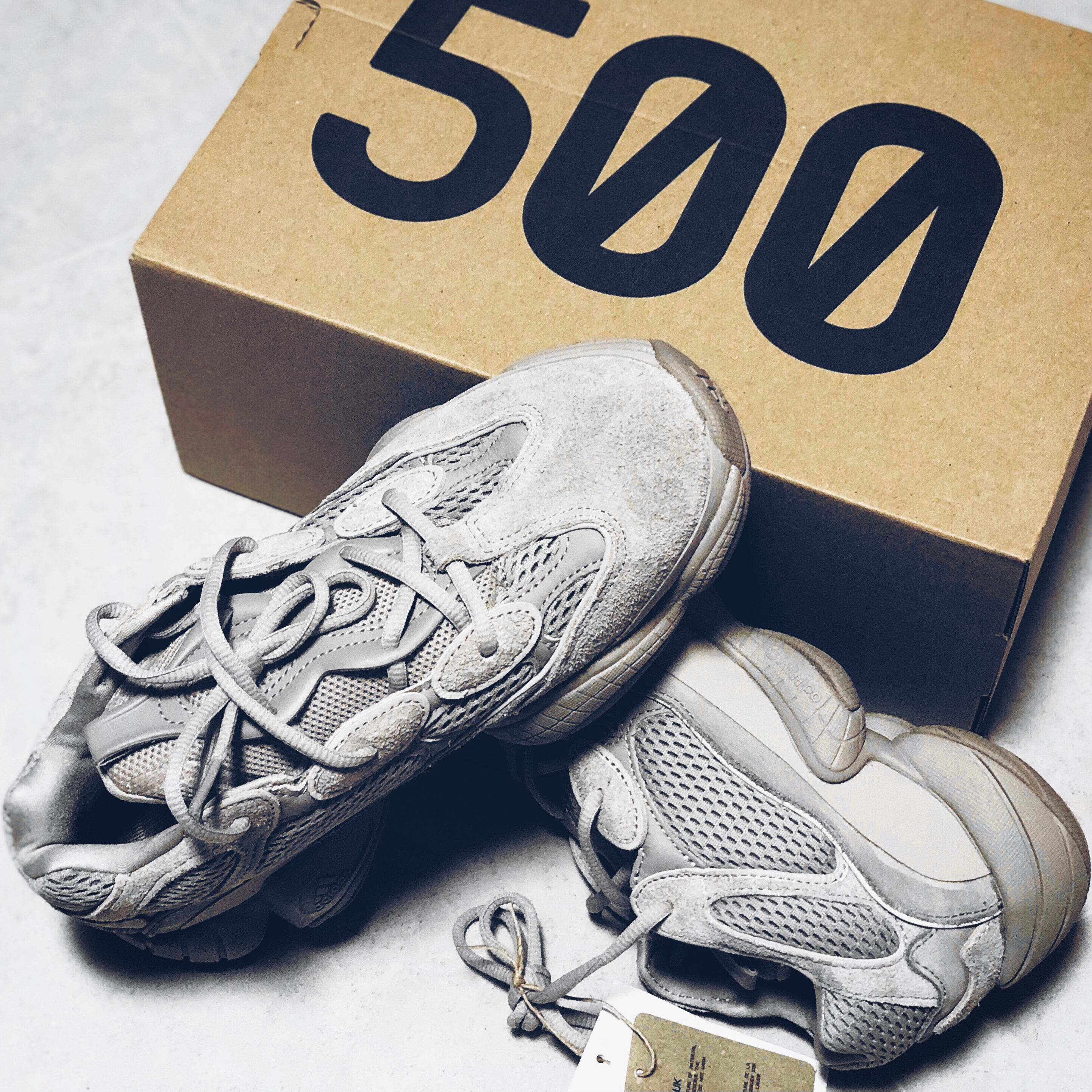Adidas Yeezy 500 Taupe Light 착용 스타일