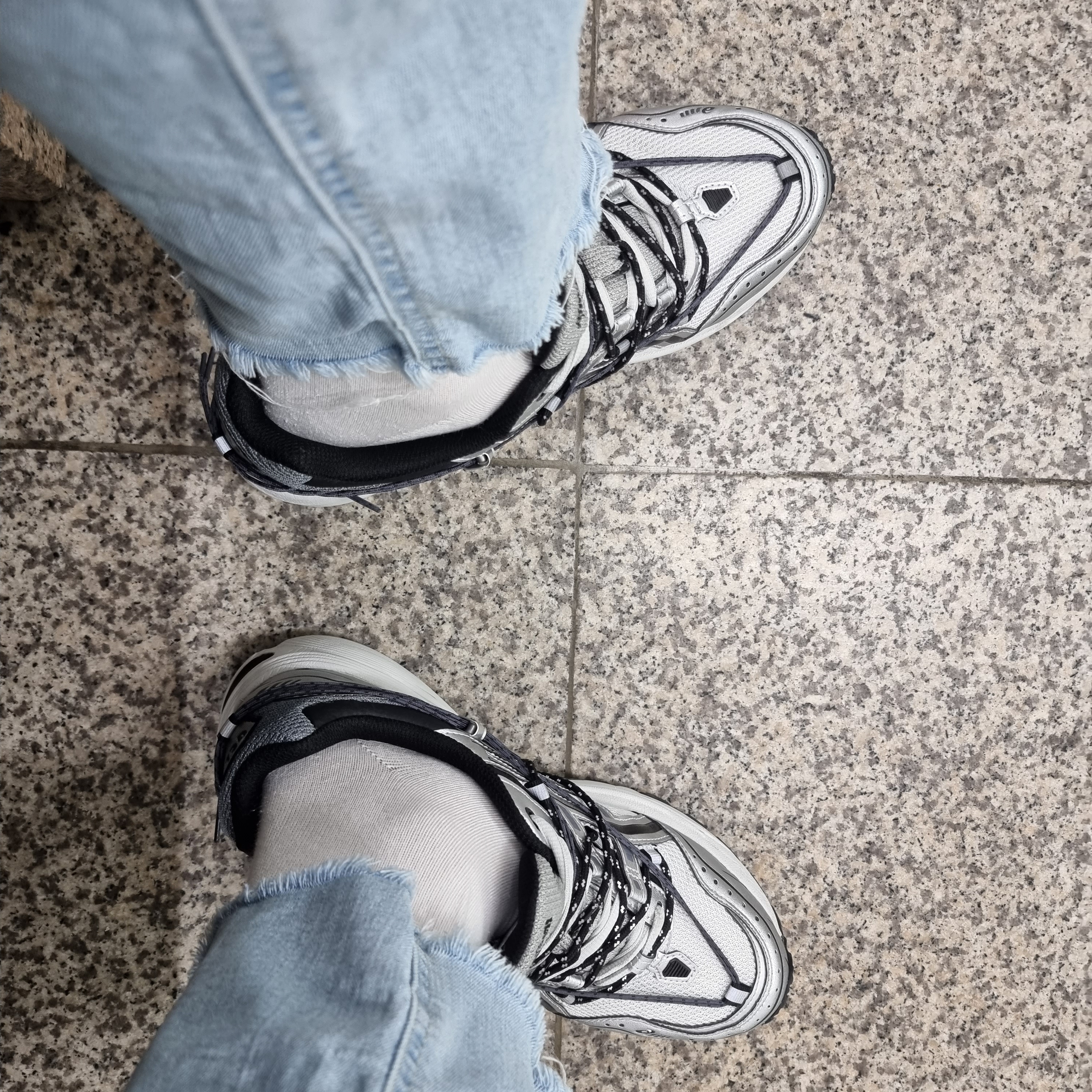 Asics x Andersson Bell Gel-1090 Glacier Grey Silver 착용 스타일