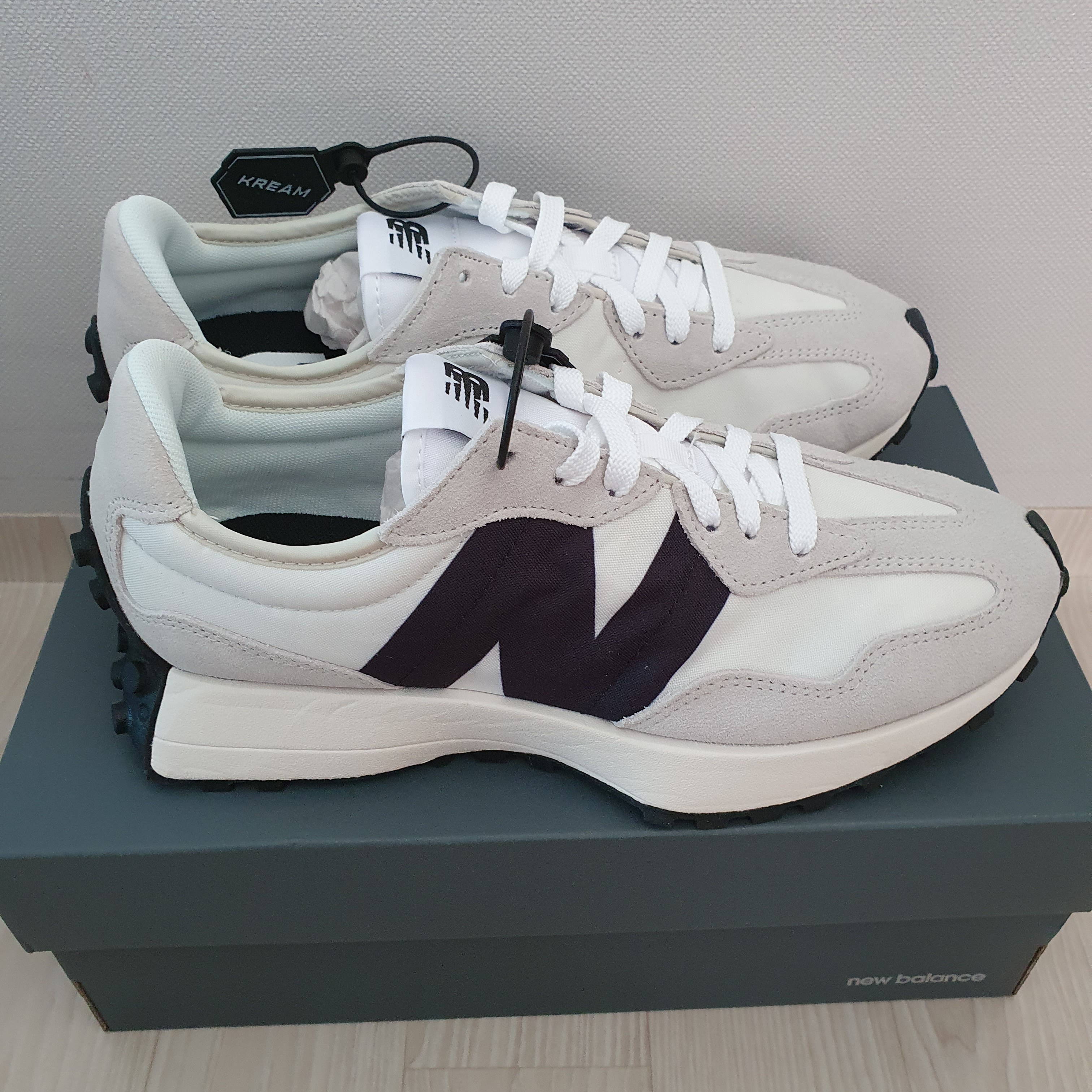 New Balance 327 White Black 착용 스타일