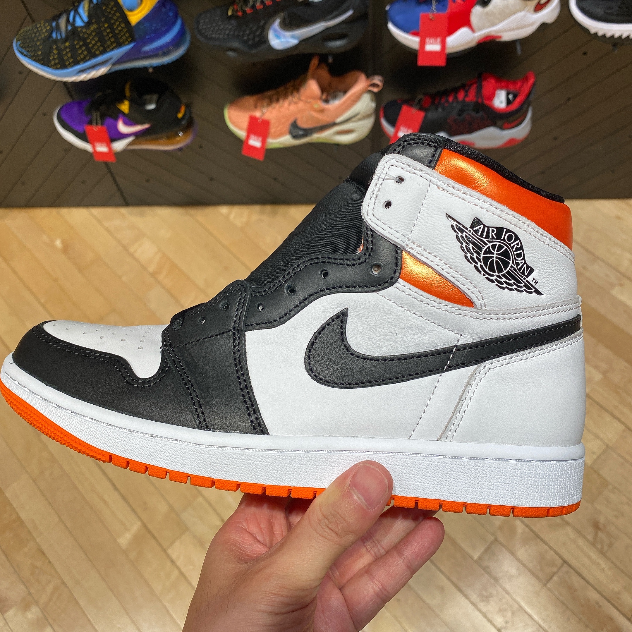 Jordan 1 Retro High OG Electro Orange 착용 스타일 - 2