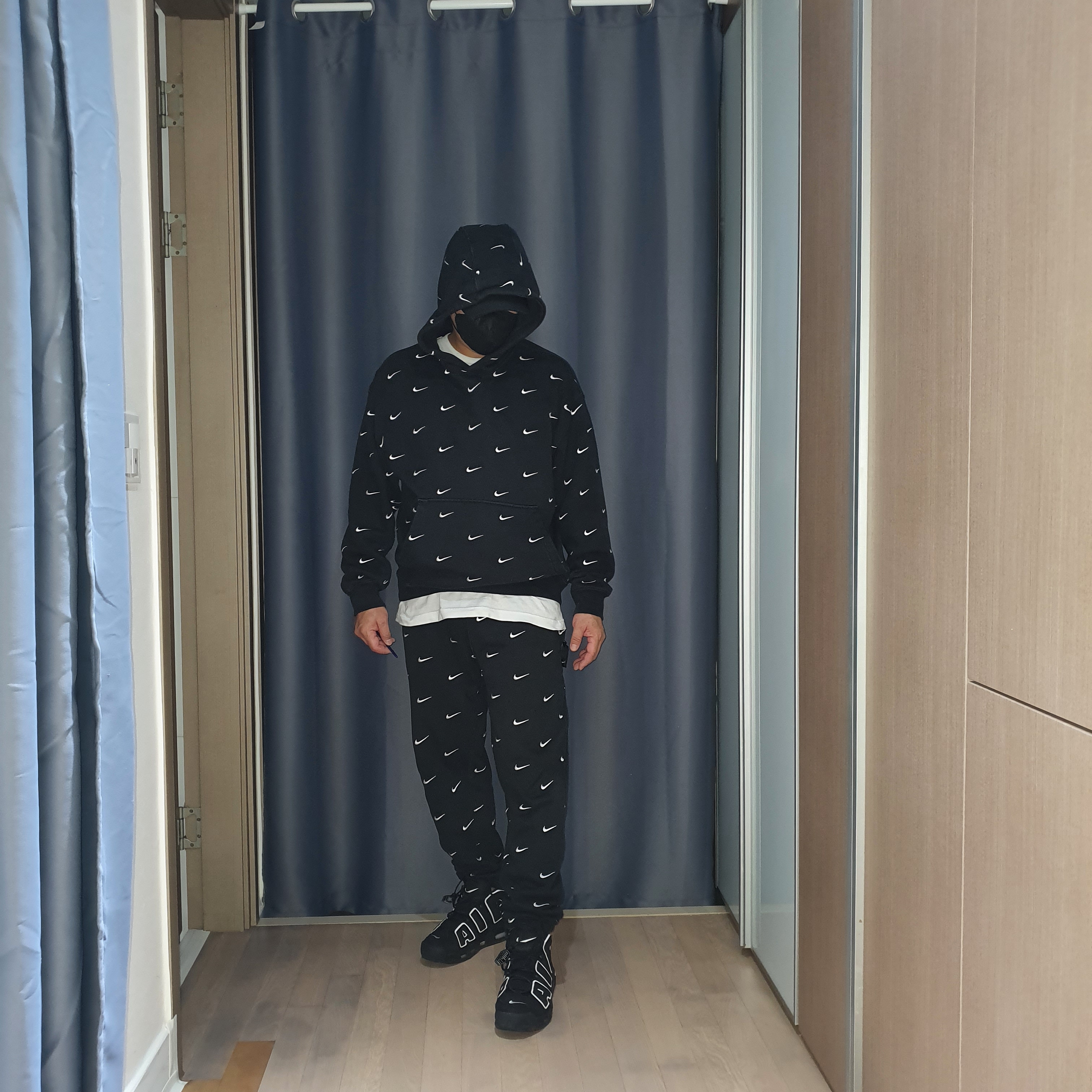 Nike NRG Swoosh Logo Hoodie Black, Nike NRG Swoosh Logo Pants Black 착용 스타일 - 1