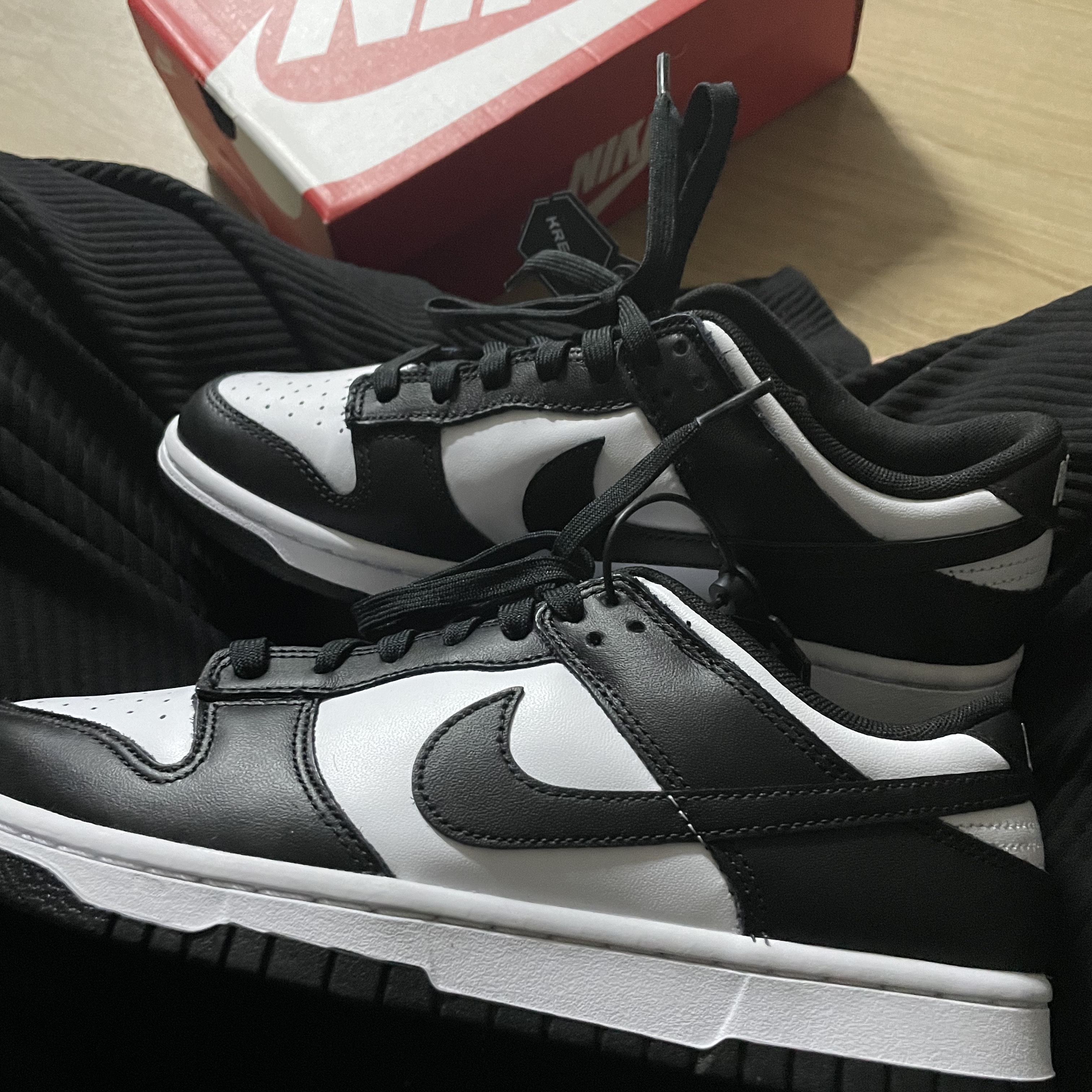 Nike Dunk Low Retro Black 착용 스타일 - 2