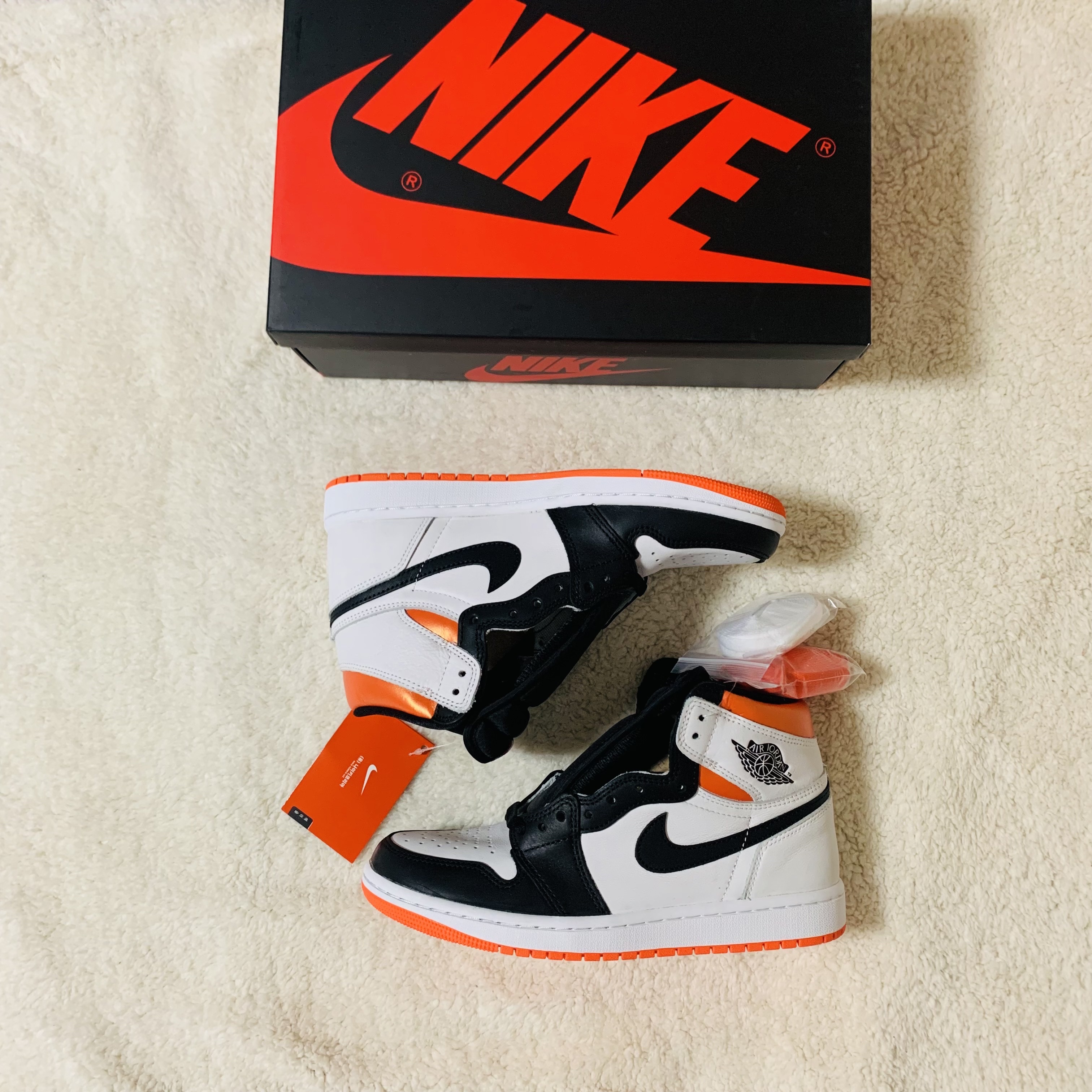 Jordan 1 Retro High OG Electro Orange 착용 스타일