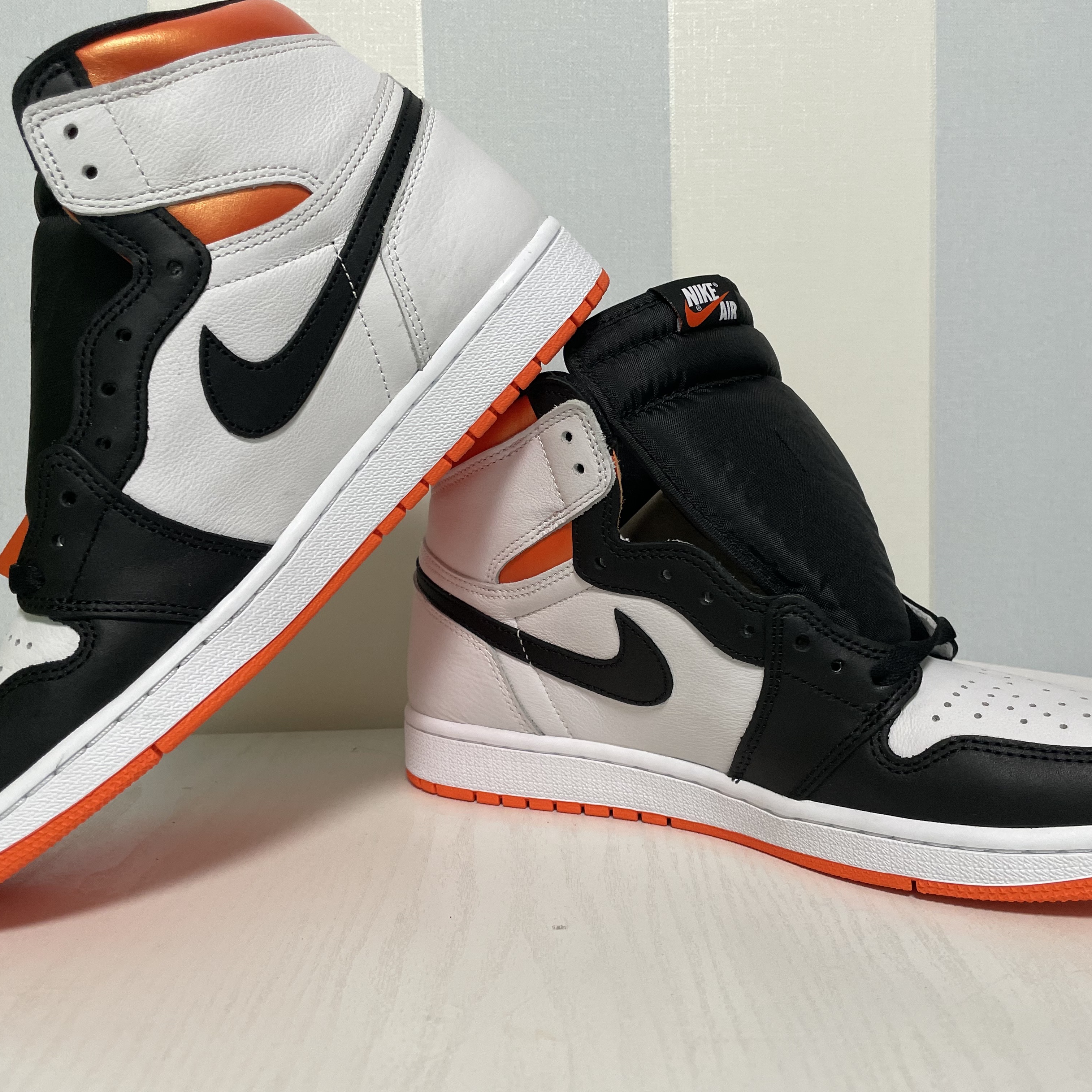 Jordan 1 Retro High OG Electro Orange 착용 스타일 - 2