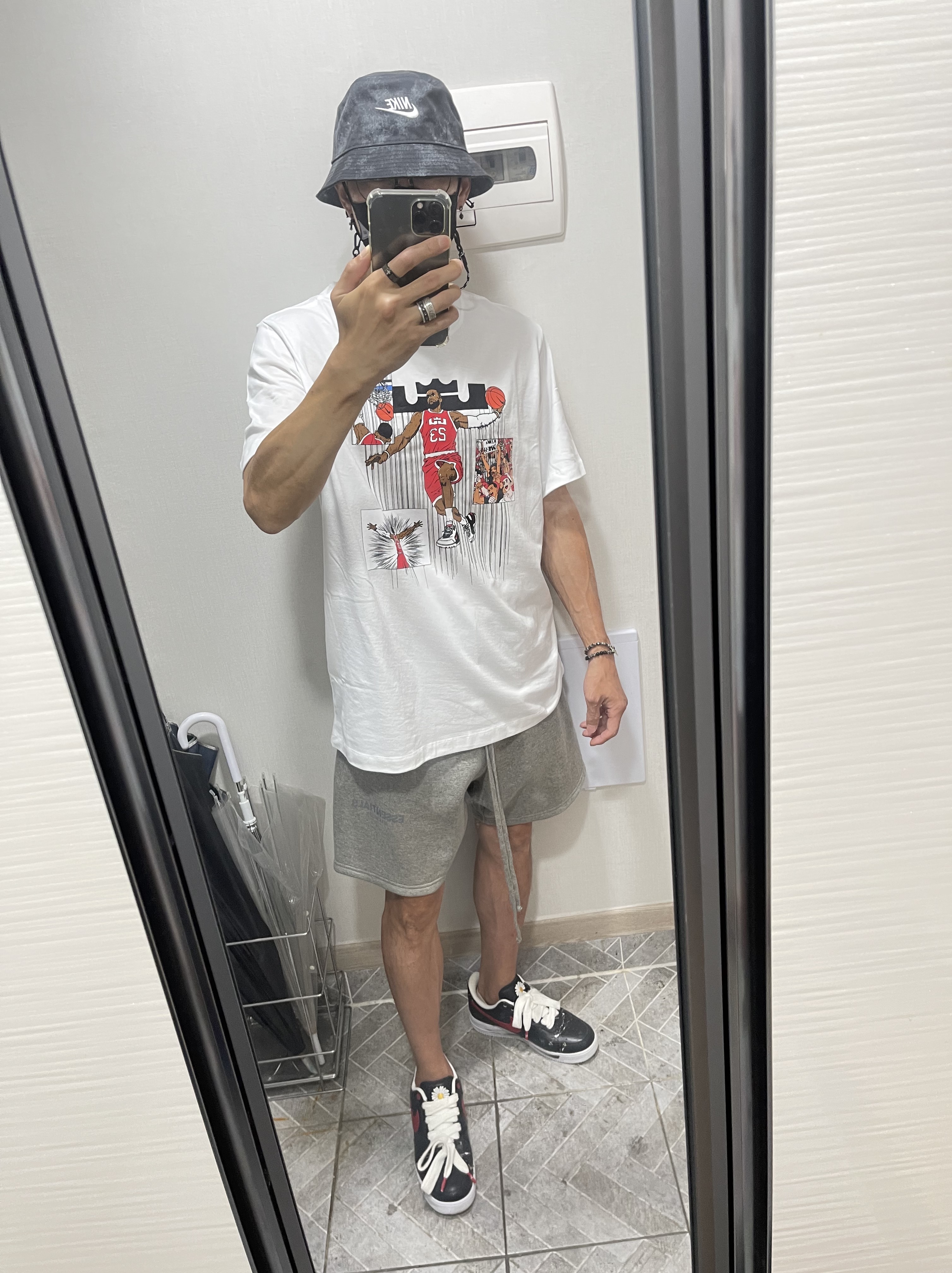 Nike Bucket Futura Tie-Dye Black, Essentials Sweatshorts Heather Oatmeal - 21SS 착용 스타일