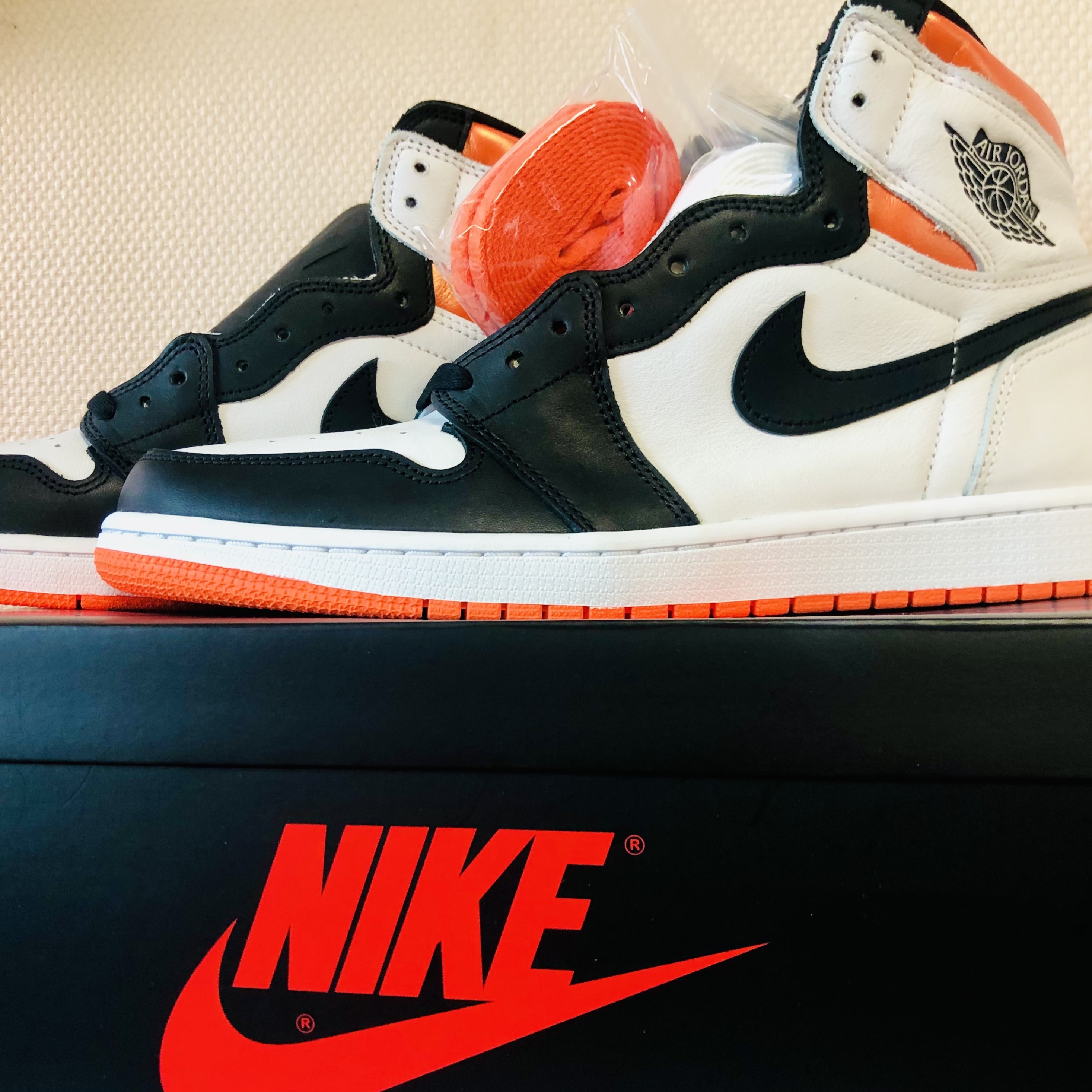 Jordan 1 Retro High OG Electro Orange 착용 스타일