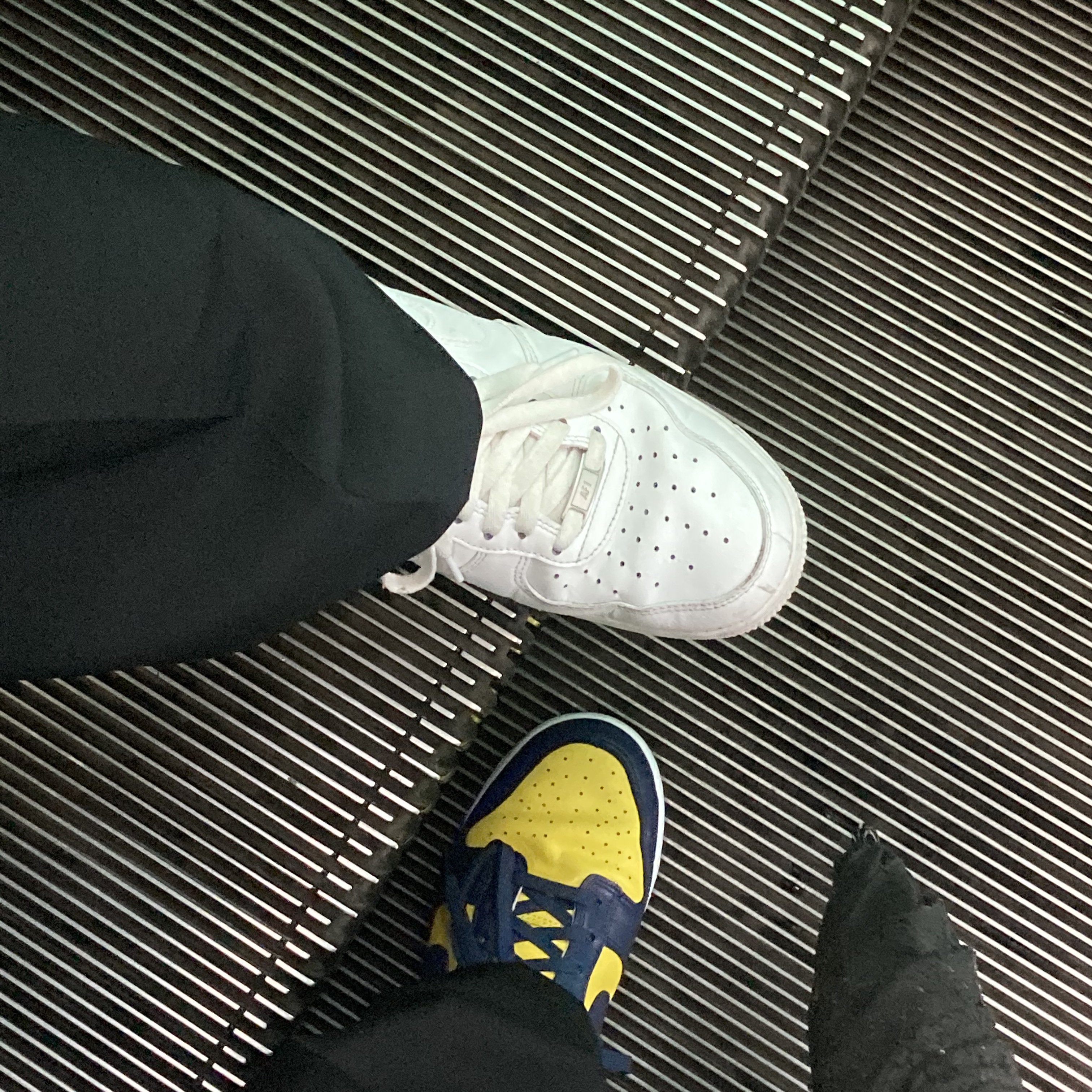Nike Dunk Low Retro Varsity Maize, Nike Air Force 1 '07 Low White 착용 스타일