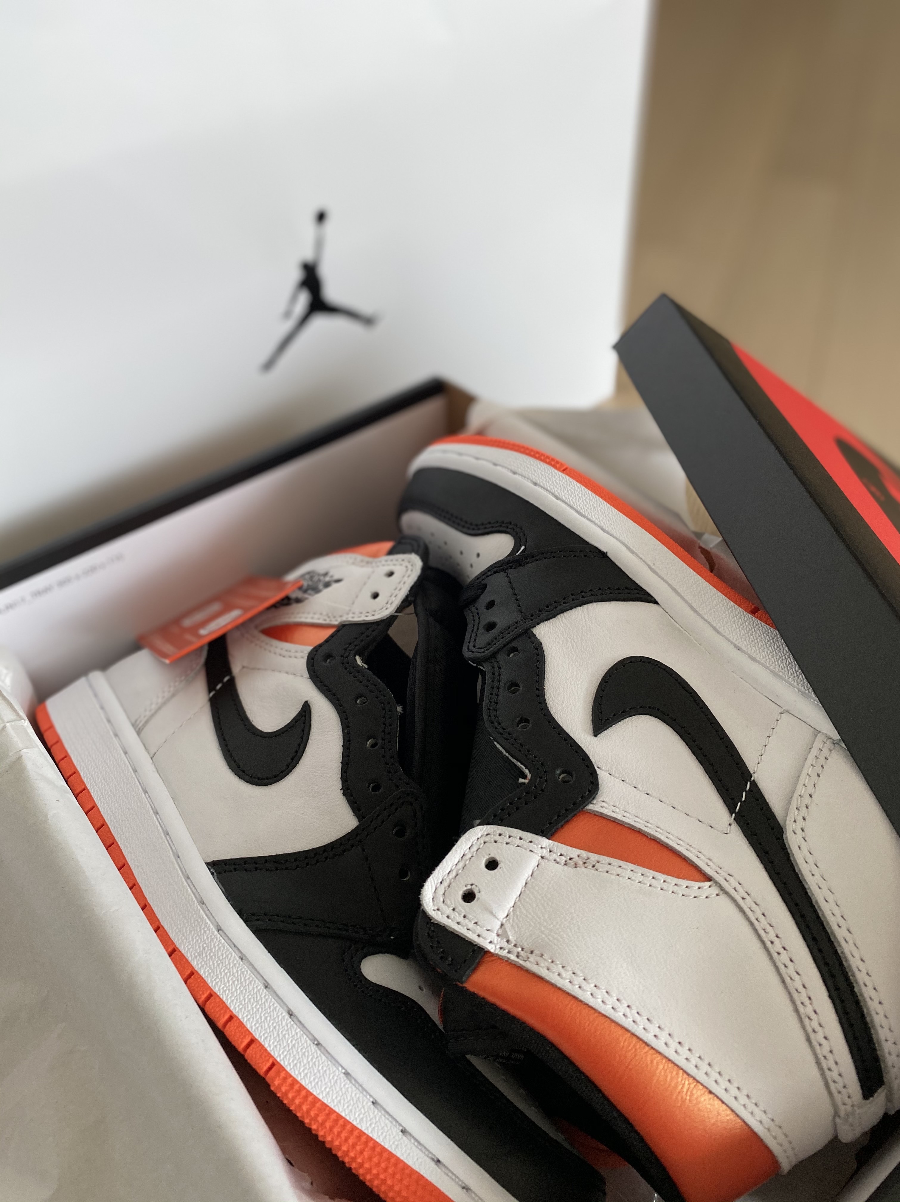 Jordan 1 Retro High OG Electro Orange 착용 스타일