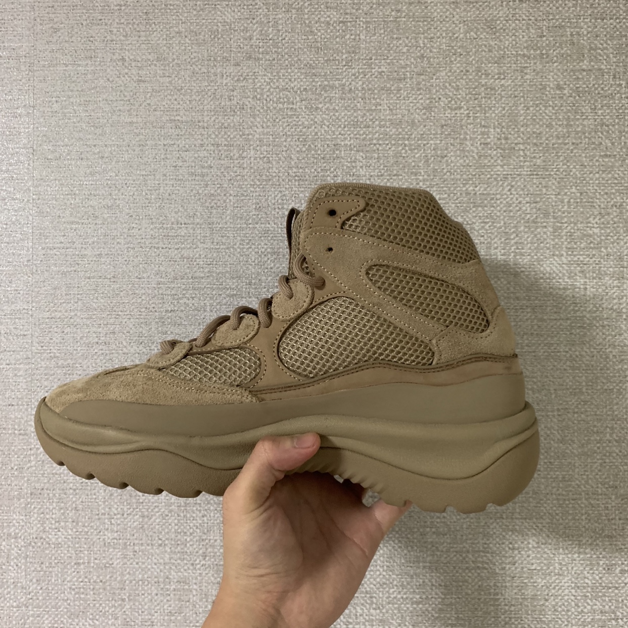 Adidas Yeezy Desert Boot Rock 착용 스타일 - 2