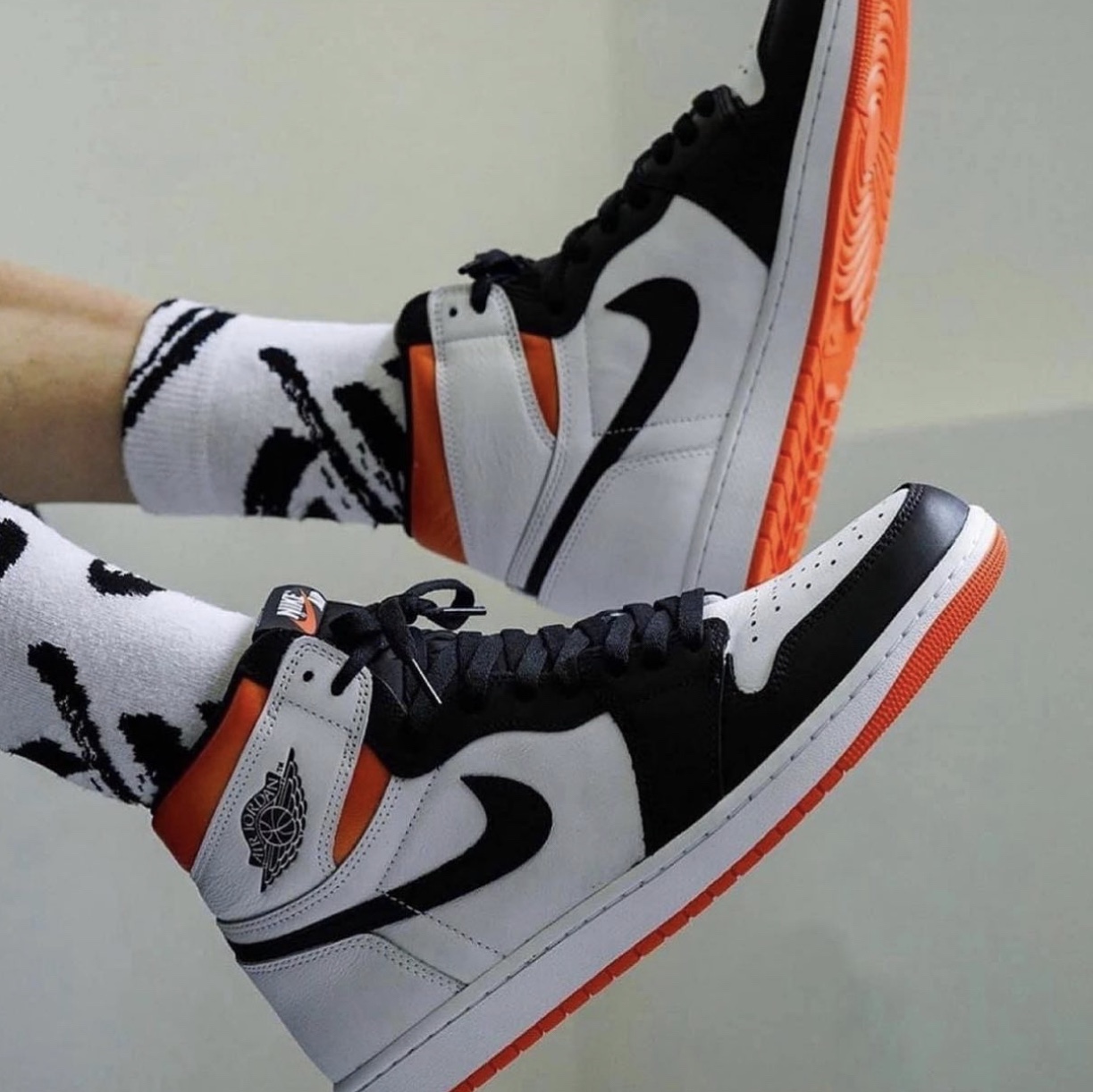 Jordan 1 Retro High OG Electro Orange 착용 스타일 - 1