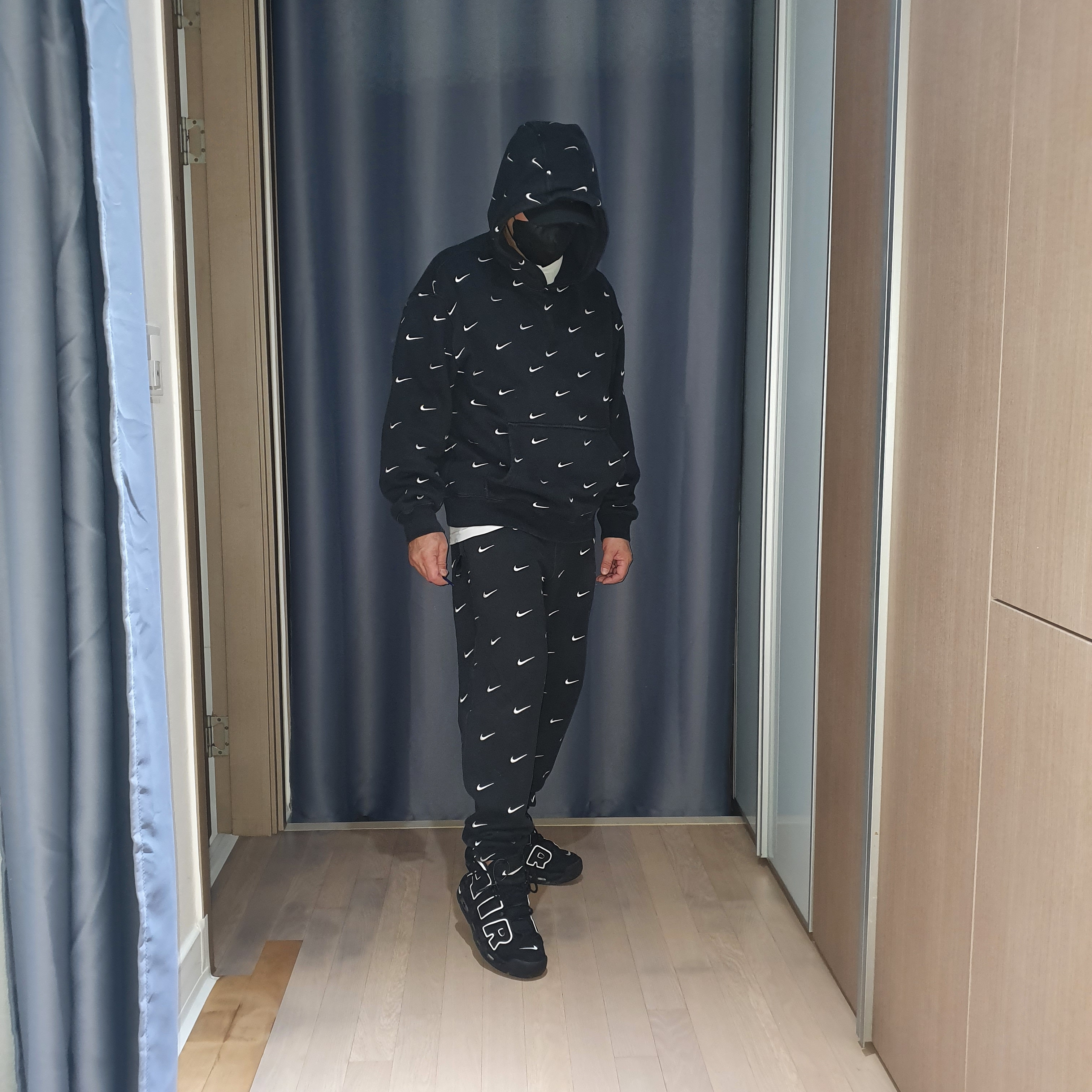 Nike NRG Swoosh Logo Hoodie Black, Nike NRG Swoosh Logo Pants Black 착용 스타일 - 3