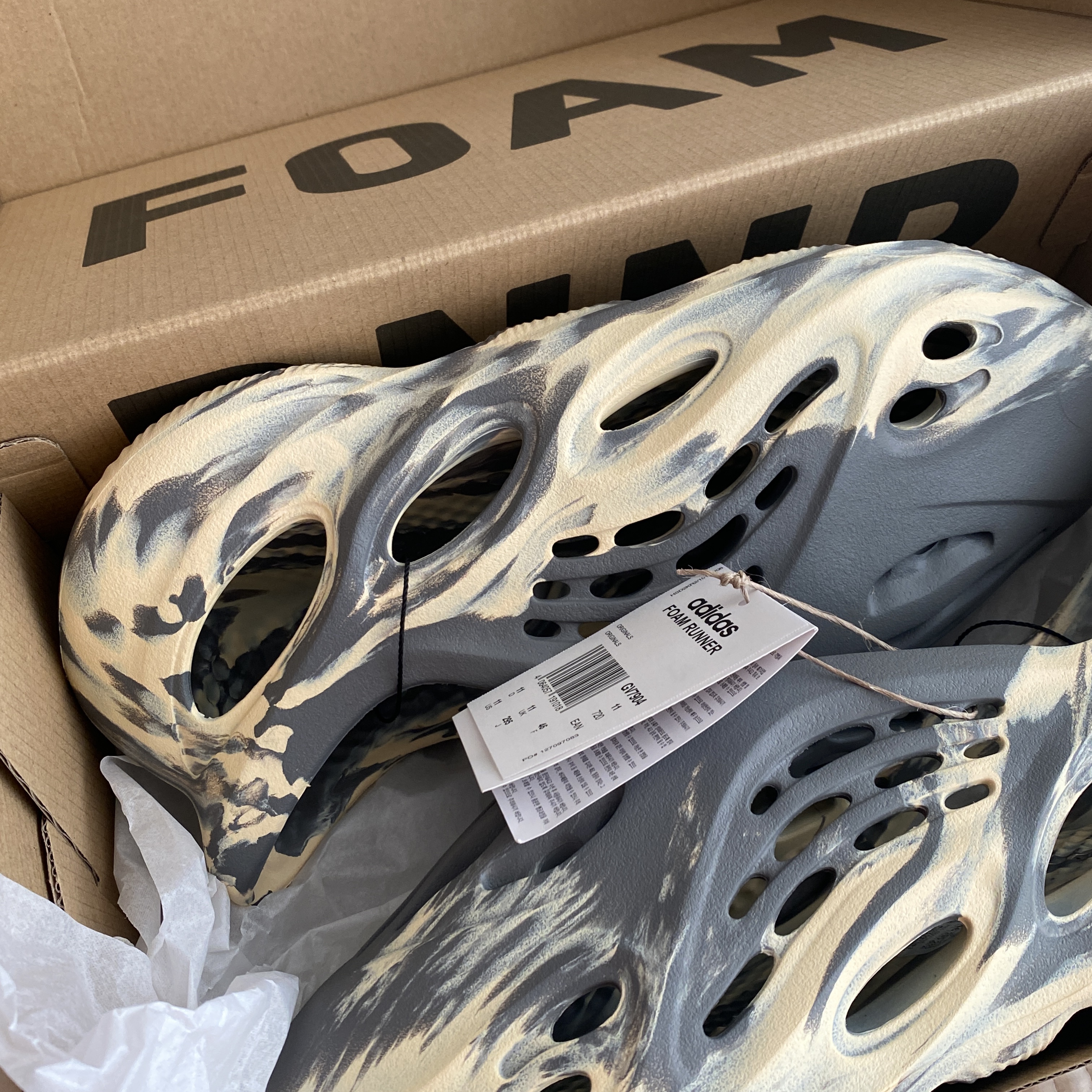 Adidas Yeezy Foam RNNR MXT Moon Gray 착용 스타일