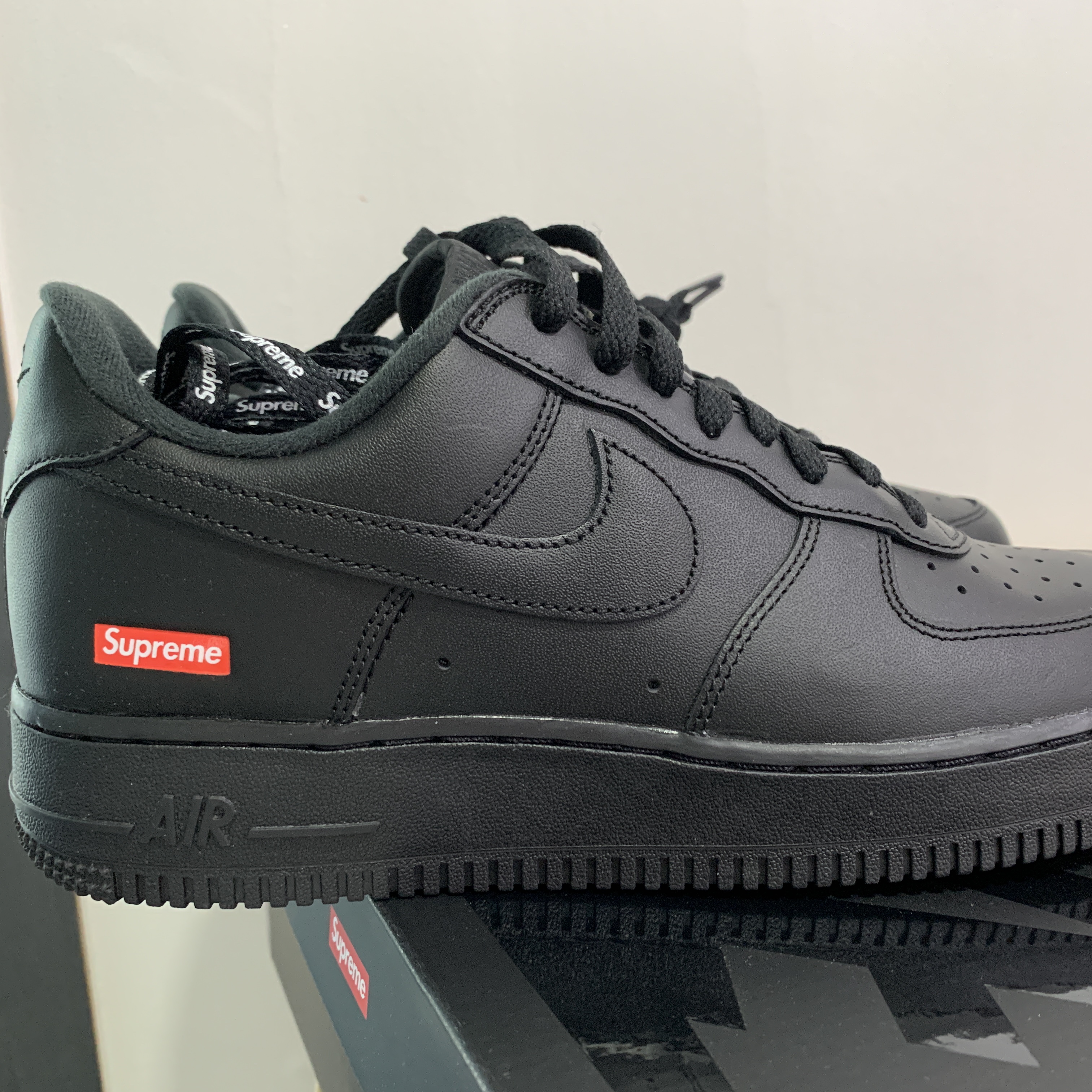 Nike x Supreme Air Force 1 Low Black 착용 스타일 - 2