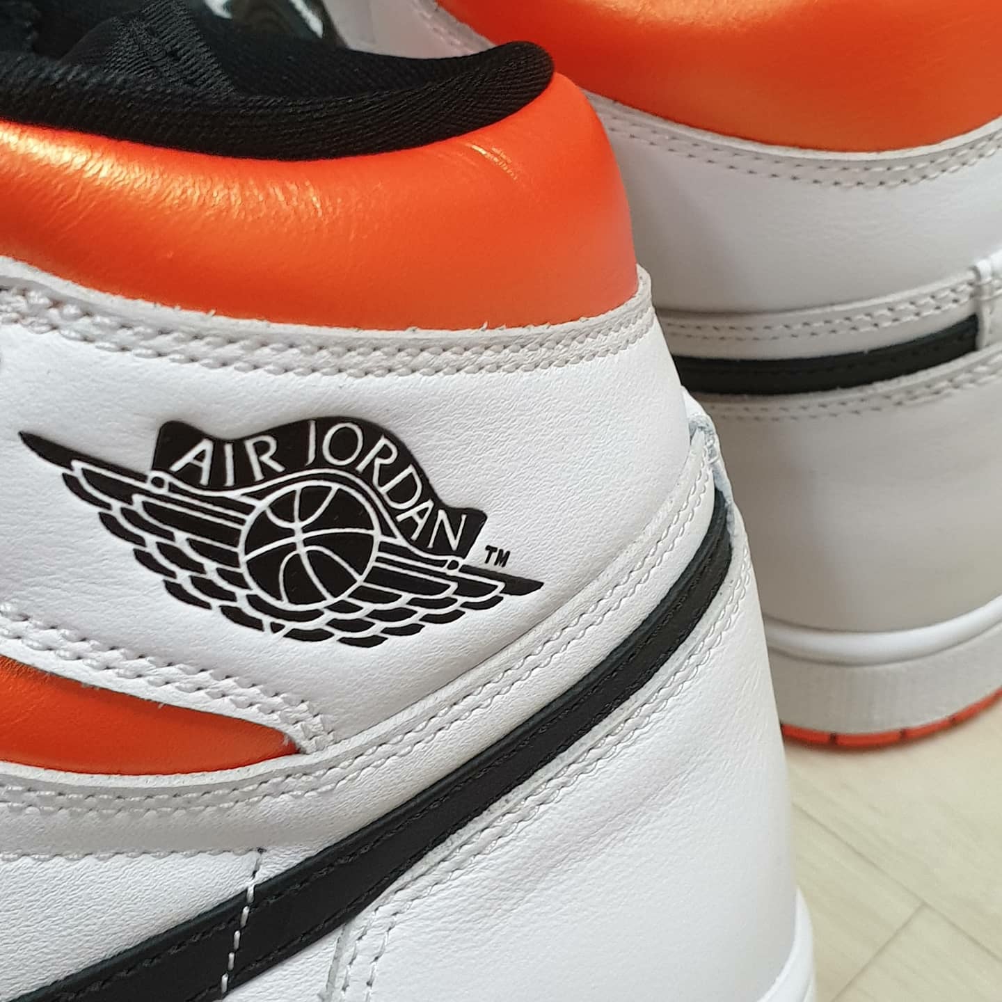 Jordan 1 Retro High OG Electro Orange 착용 스타일 - 2