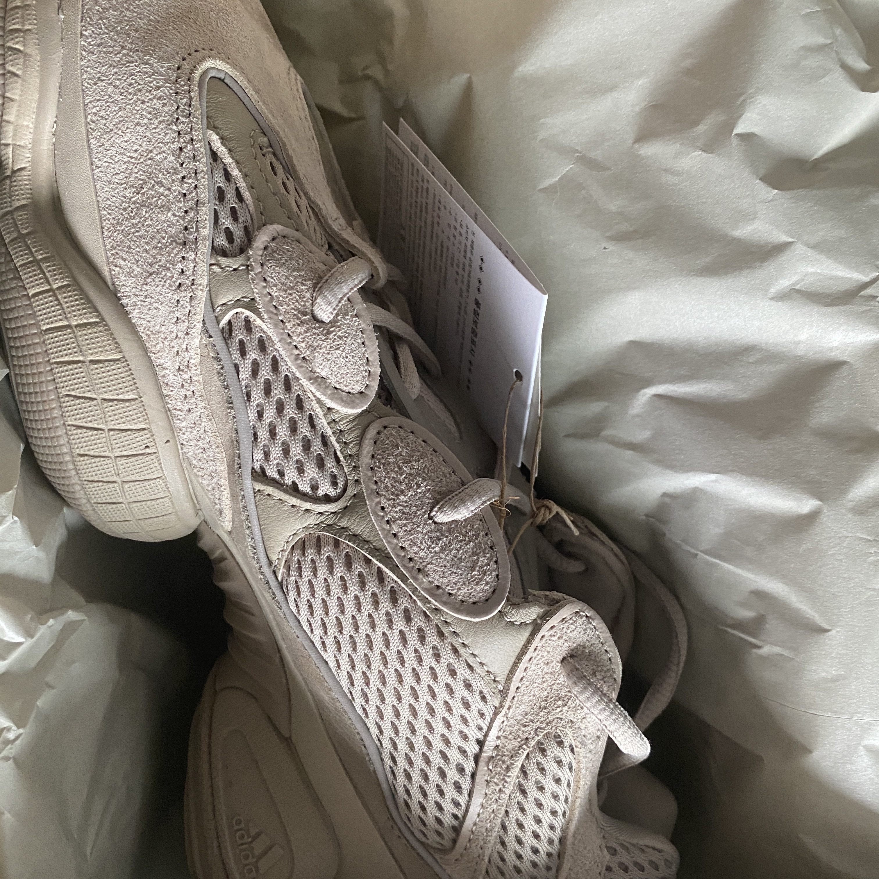 Adidas Yeezy 500 Taupe Light 착용 스타일