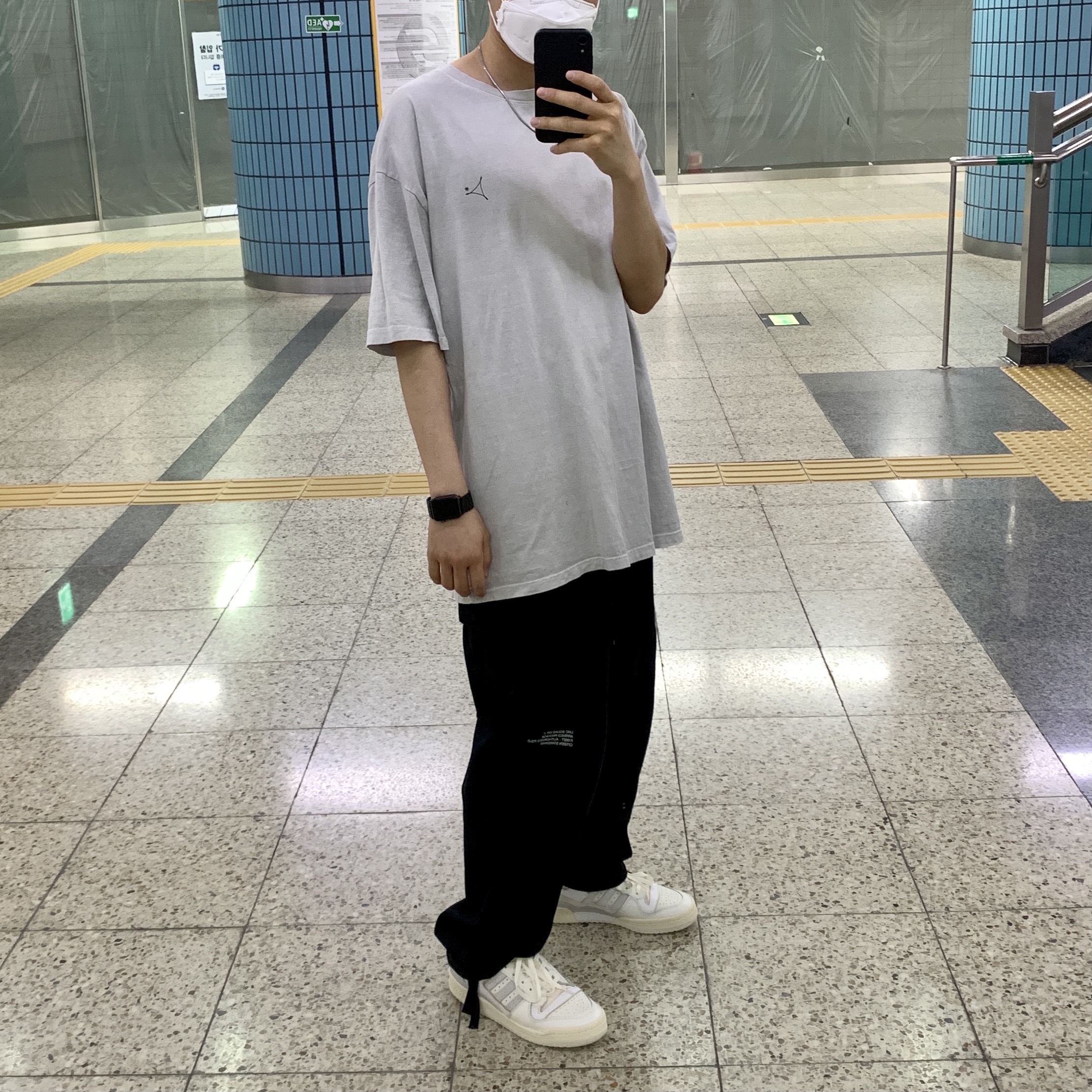 Adidas Forum 84 Low Orbit Grey 착용 스타일
