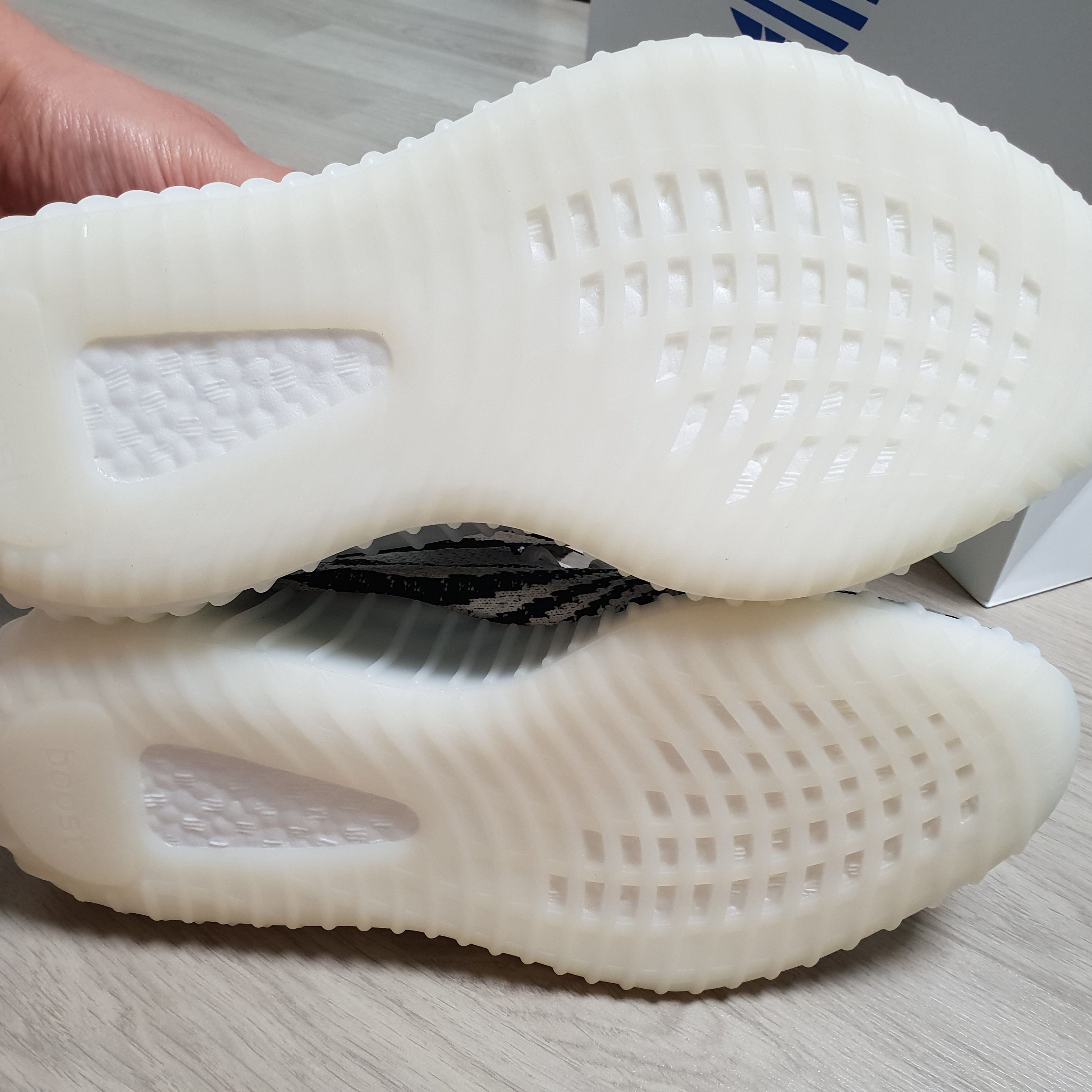 Adidas Yeezy Boost 350 V2 Zebra 2017/2019/2020 착용 스타일 - 5
