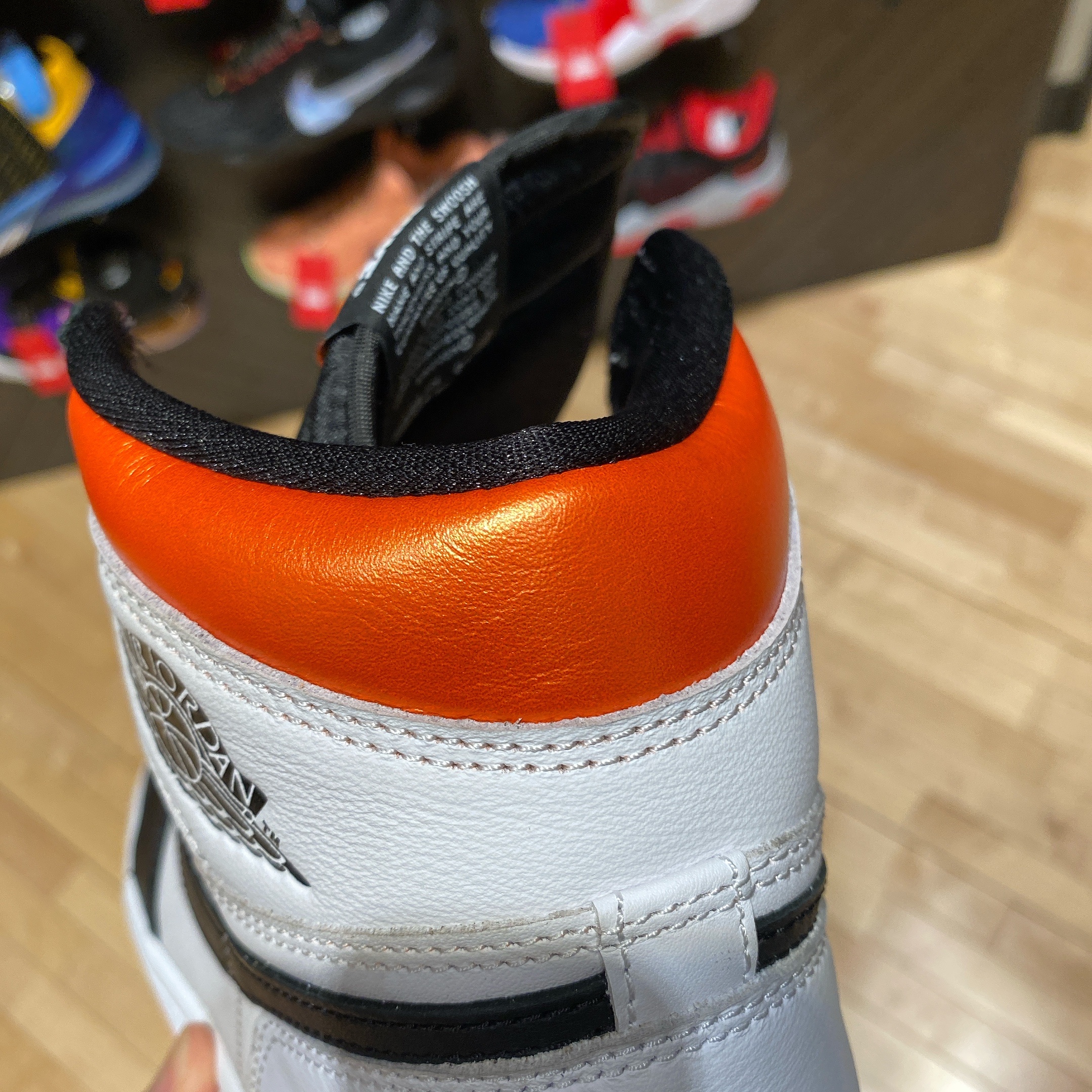 Jordan 1 Retro High OG Electro Orange 착용 스타일 - 5