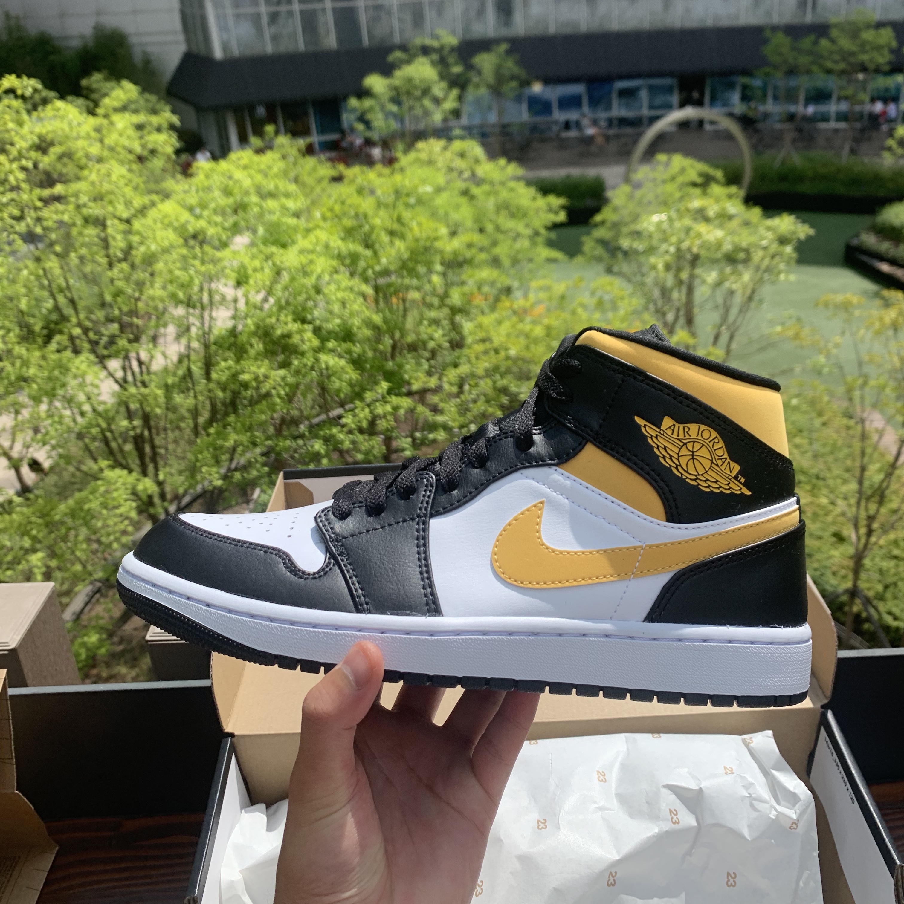 Jordan 1 Mid Pollen 착용 스타일