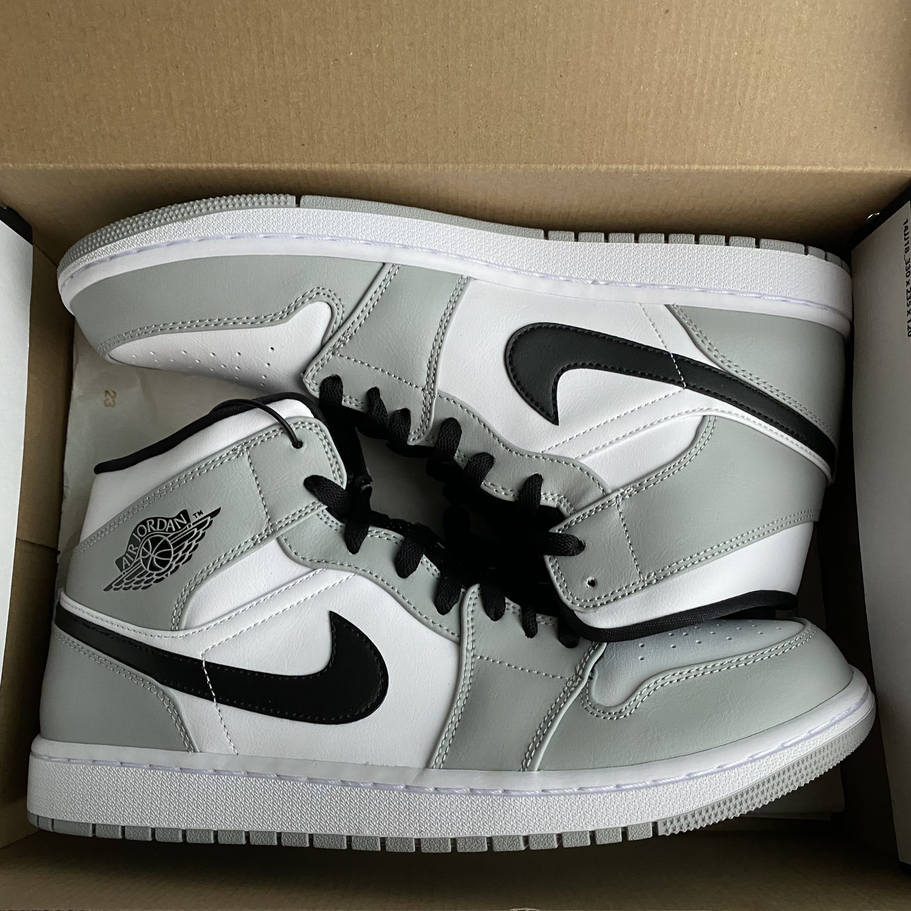 Jordan 1 Mid Light Smoke Grey 착용 스타일