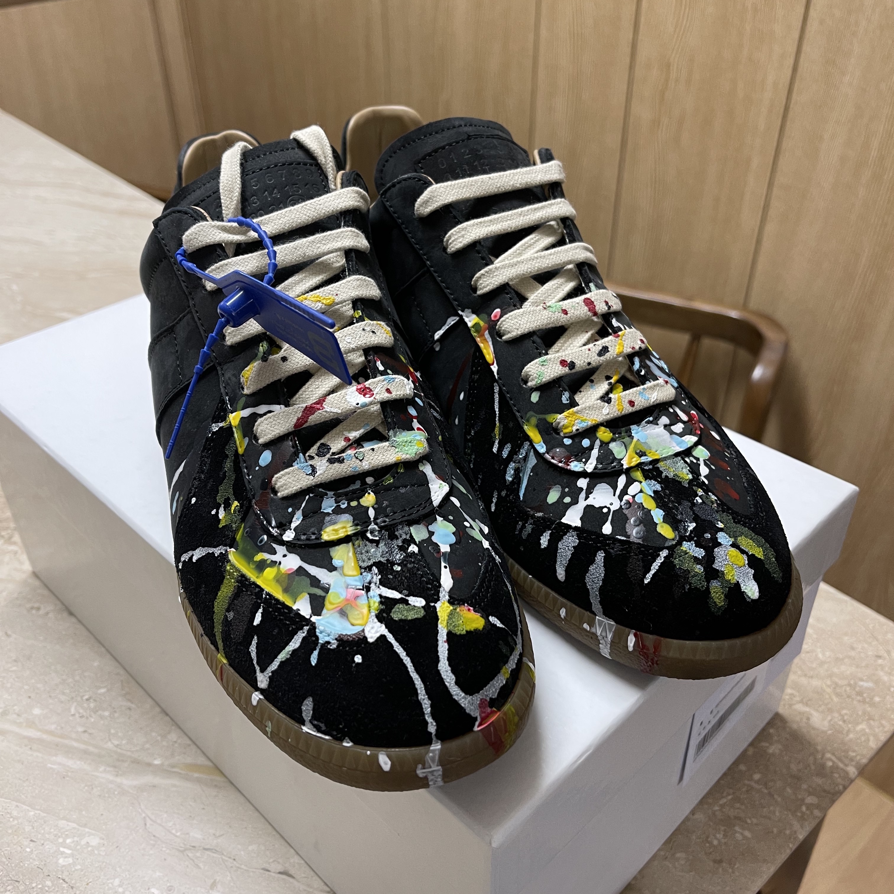 Maison Margiela Replica Paint Drop Sneakers Black 착용 스타일 - 2