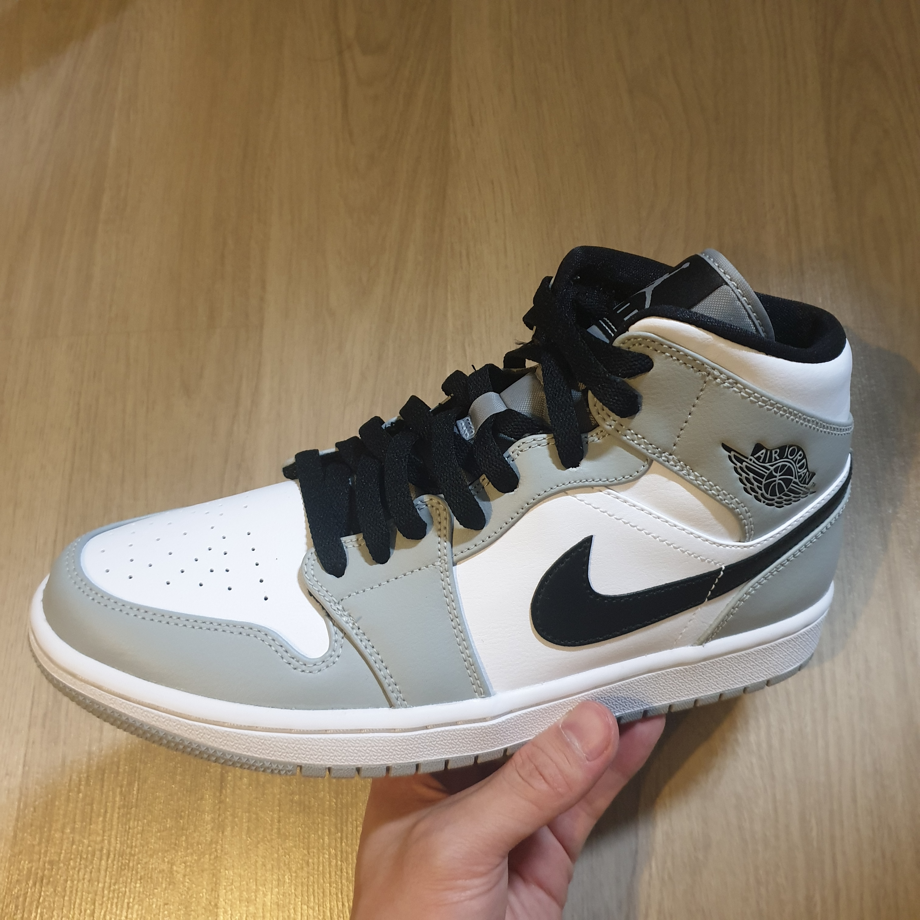 Jordan 1 Mid Light Smoke Grey 착용 스타일 - 1