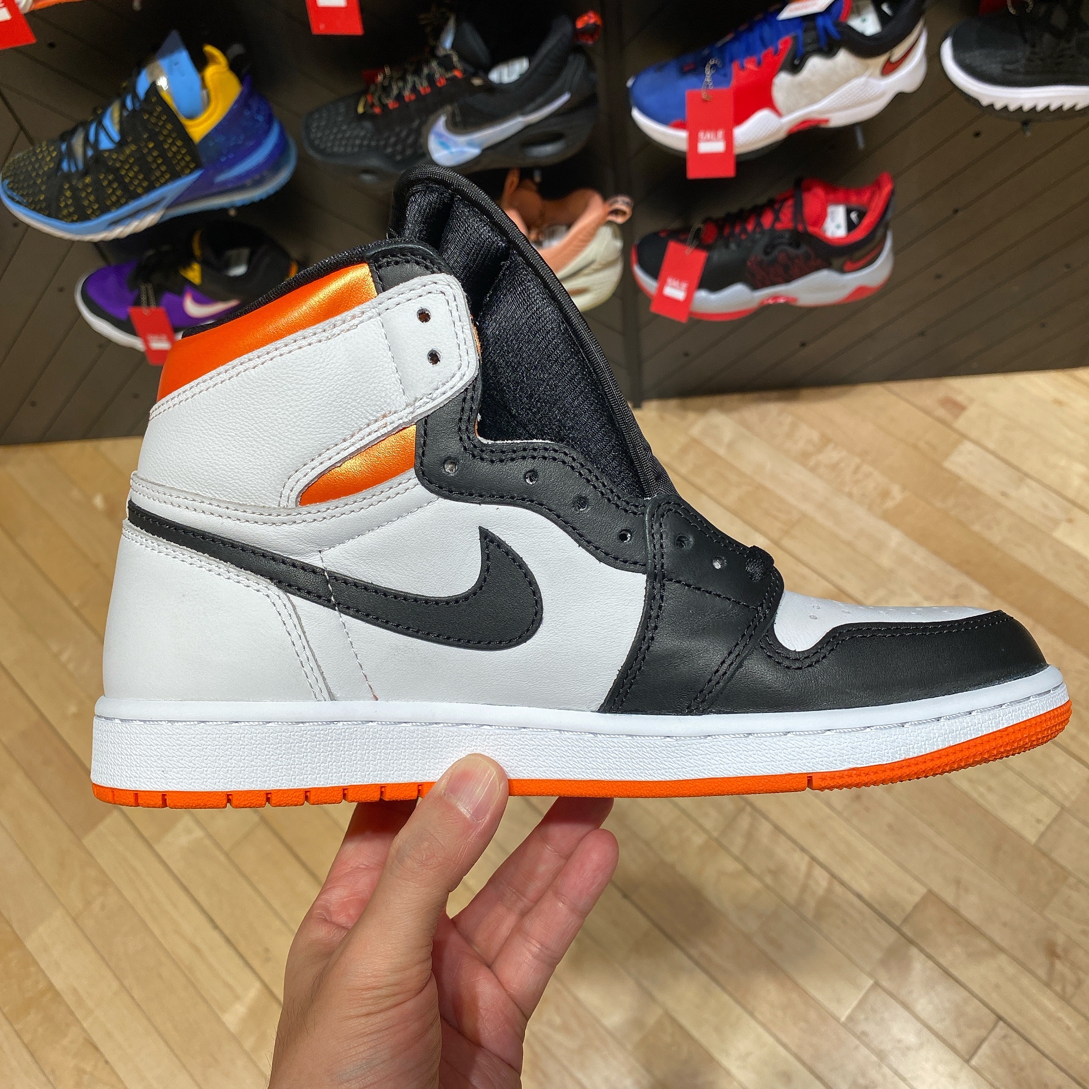 Jordan 1 Retro High OG Electro Orange 착용 스타일 - 3