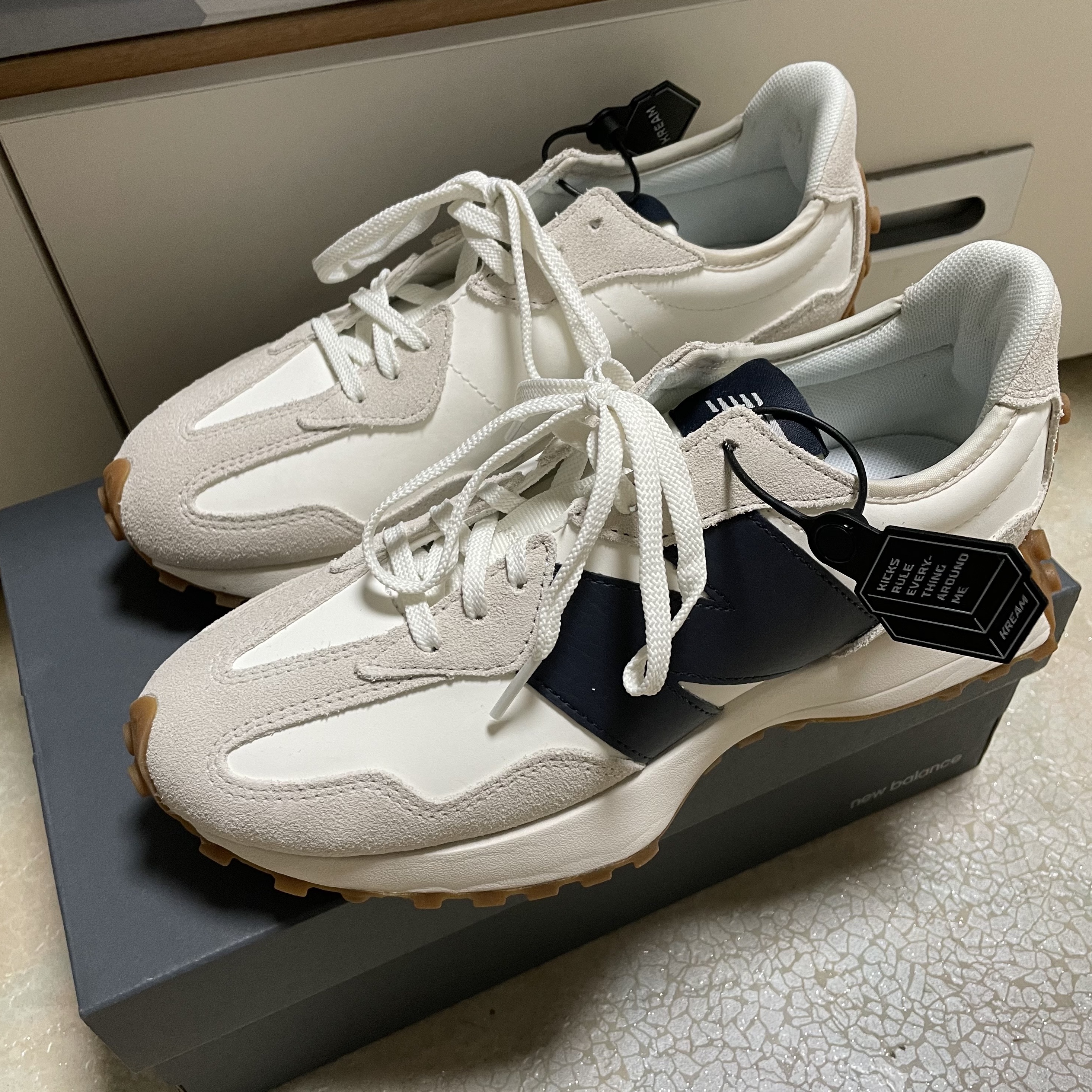 (W) New Balance 327 Beige Gum 착용 스타일