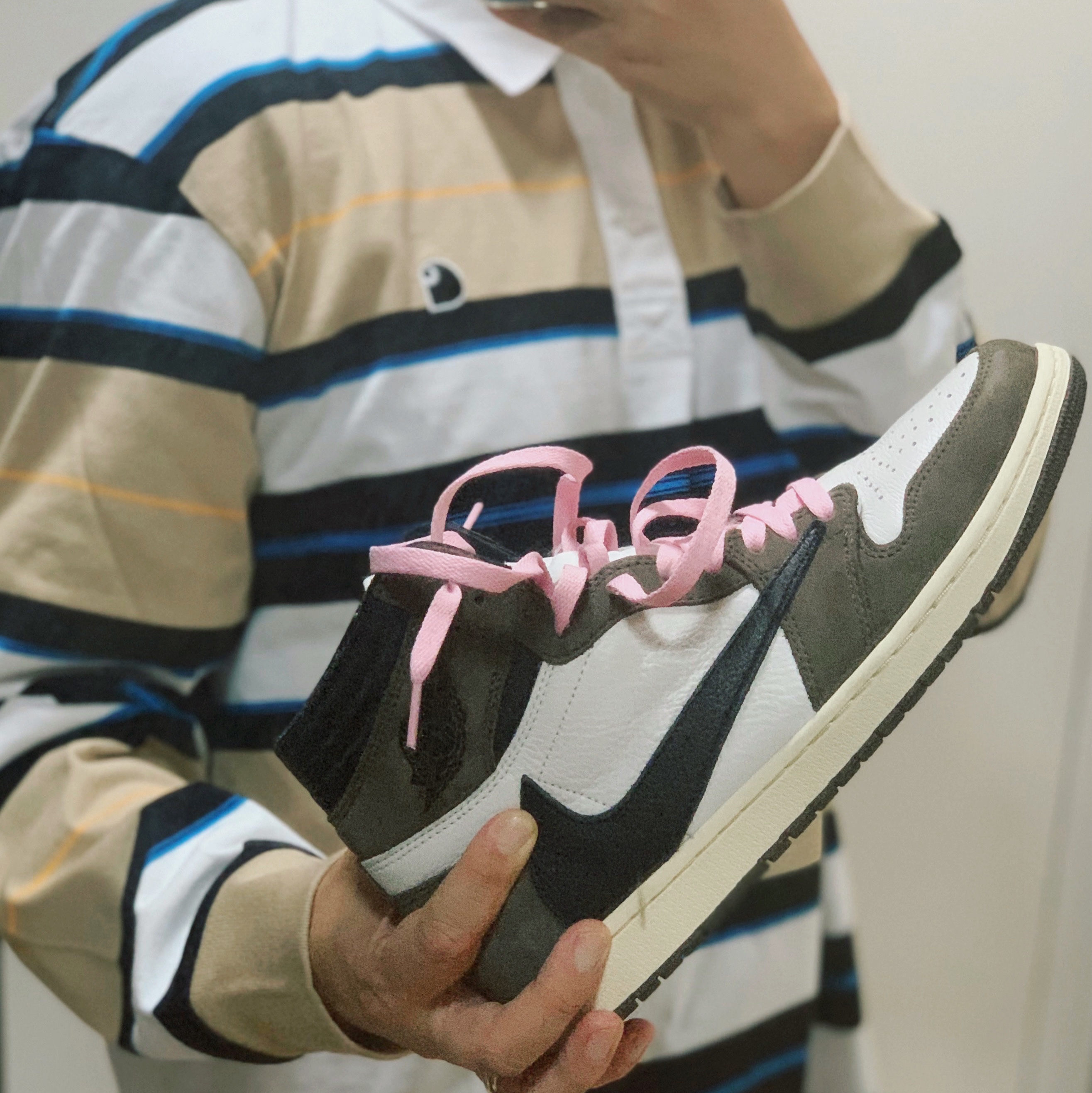 Jordan 1 x Travis Scott Retro High OG SP Mocha 착용 스타일 - 1